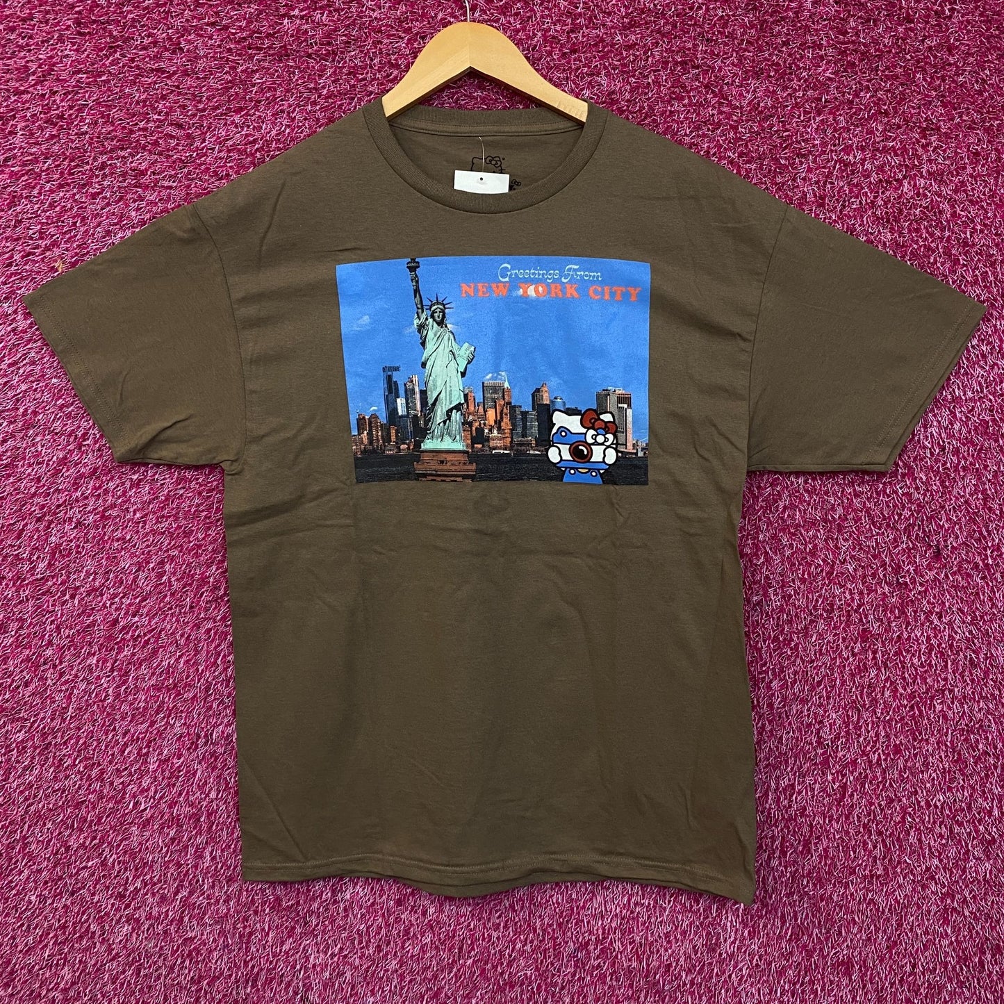 Sanrio Hello Kitty "Greetings From New York City" Graphic T-Shirt Medium