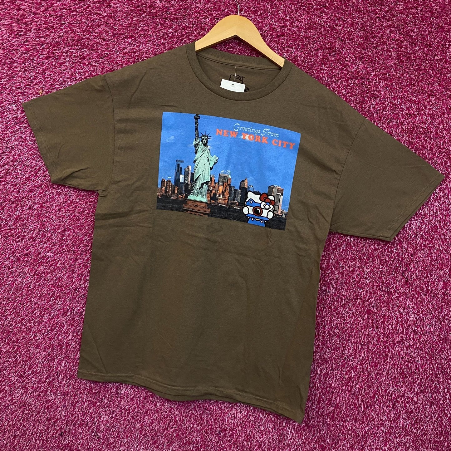Sanrio Hello Kitty "Greetings From New York City" Graphic T-Shirt Medium