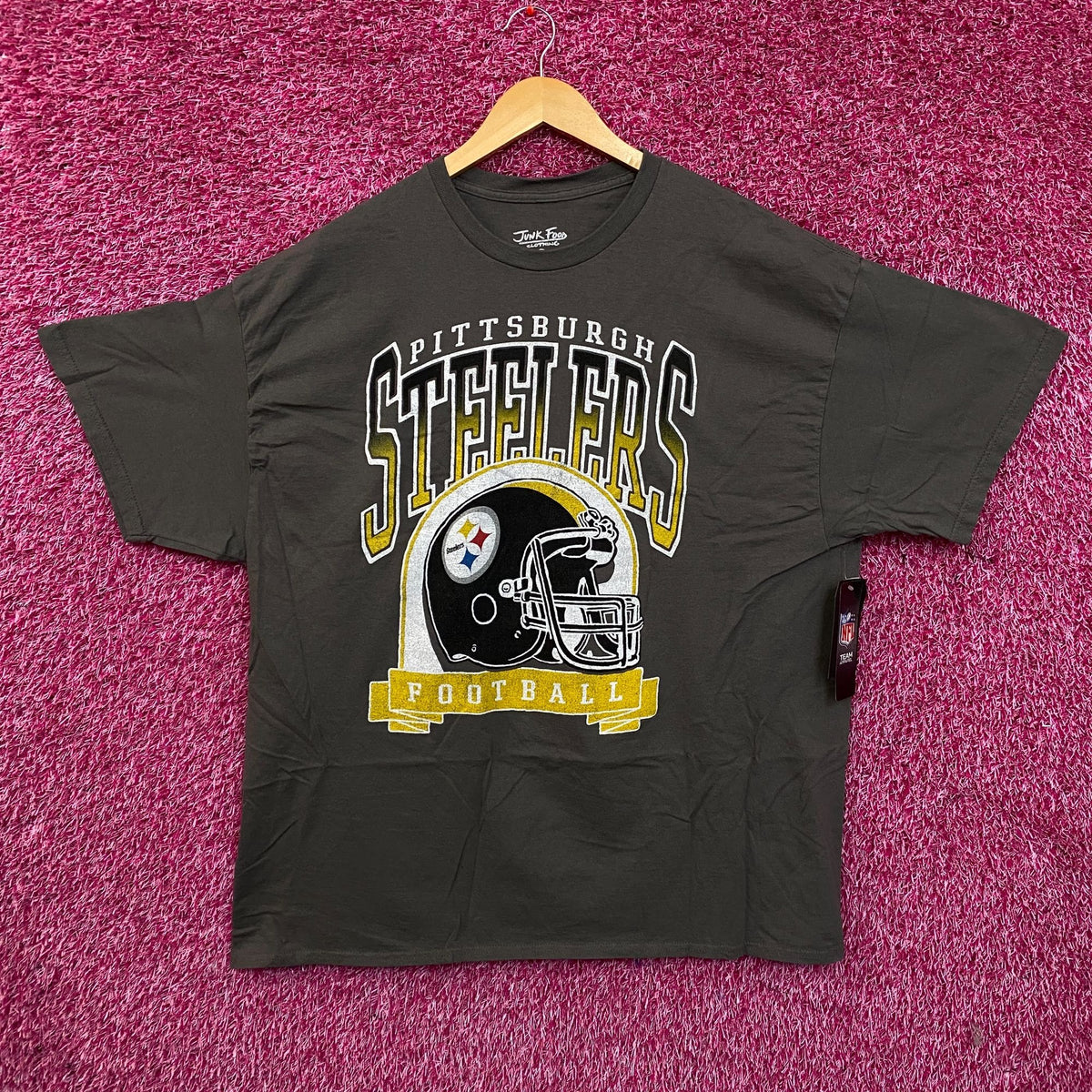 Pittsburgh Steelers Helmet and Banner Tshirt size XL