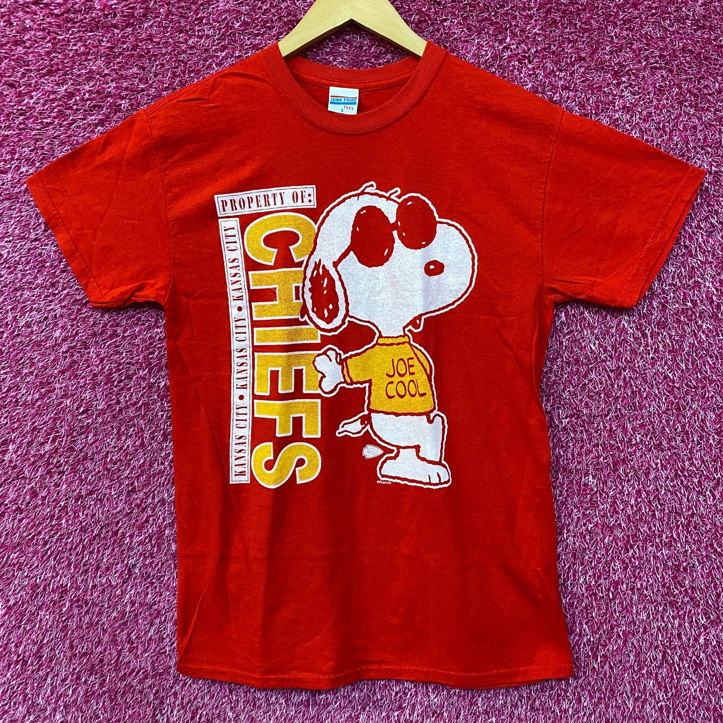 Junk Food Clothing Kansas City Chiefs Snoopy Red Joe Cool Vertical T-shirt Small