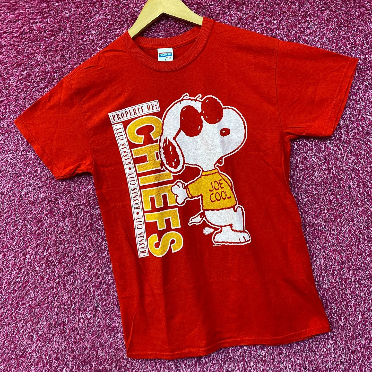 Junk Food Clothing Kansas City Chiefs Snoopy Red Joe Cool Vertical T-shirt Small