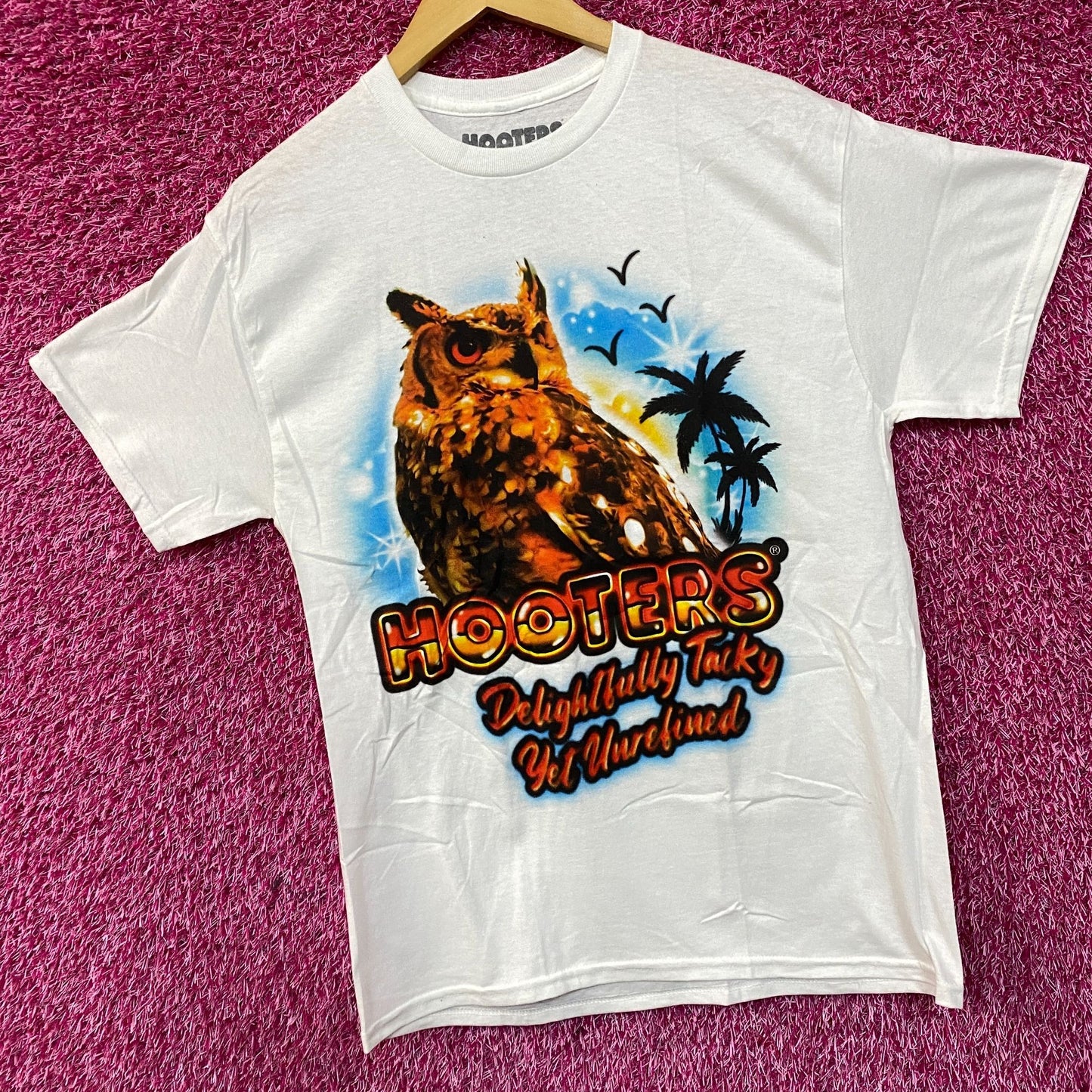 Hooters Delightfully Tacky Yet Unrefined T-Shirt Medium