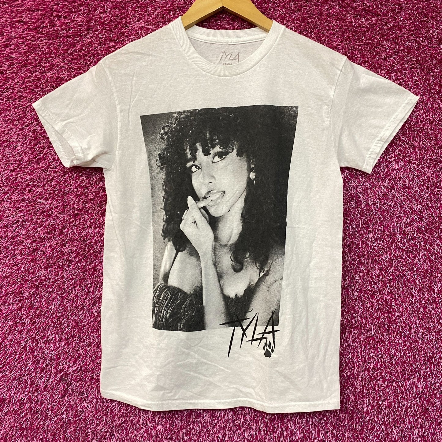 Tyla We Wanna Party Album Poster T-Shirt Extra Small