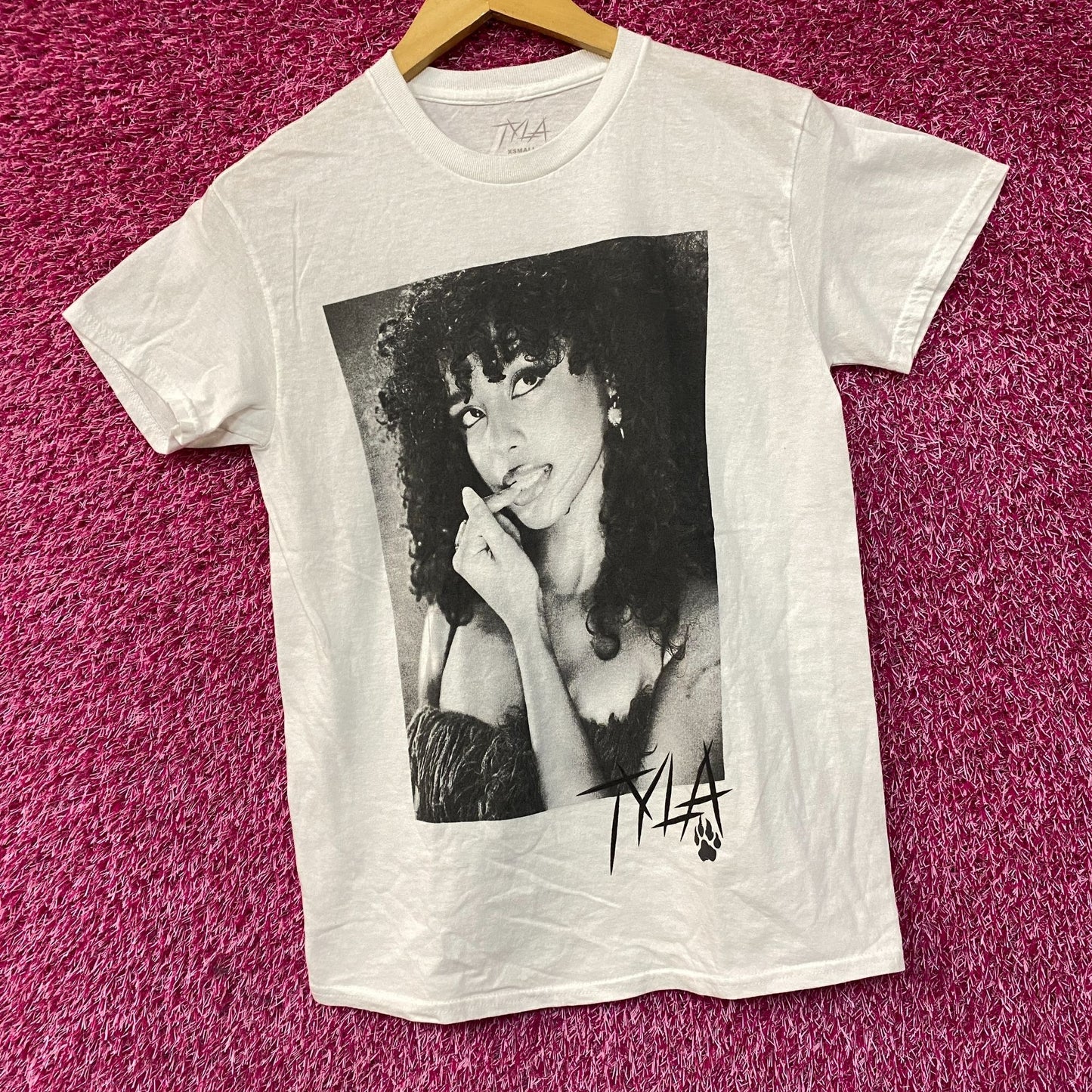 Tyla We Wanna Party Album Poster T-Shirt Extra Small