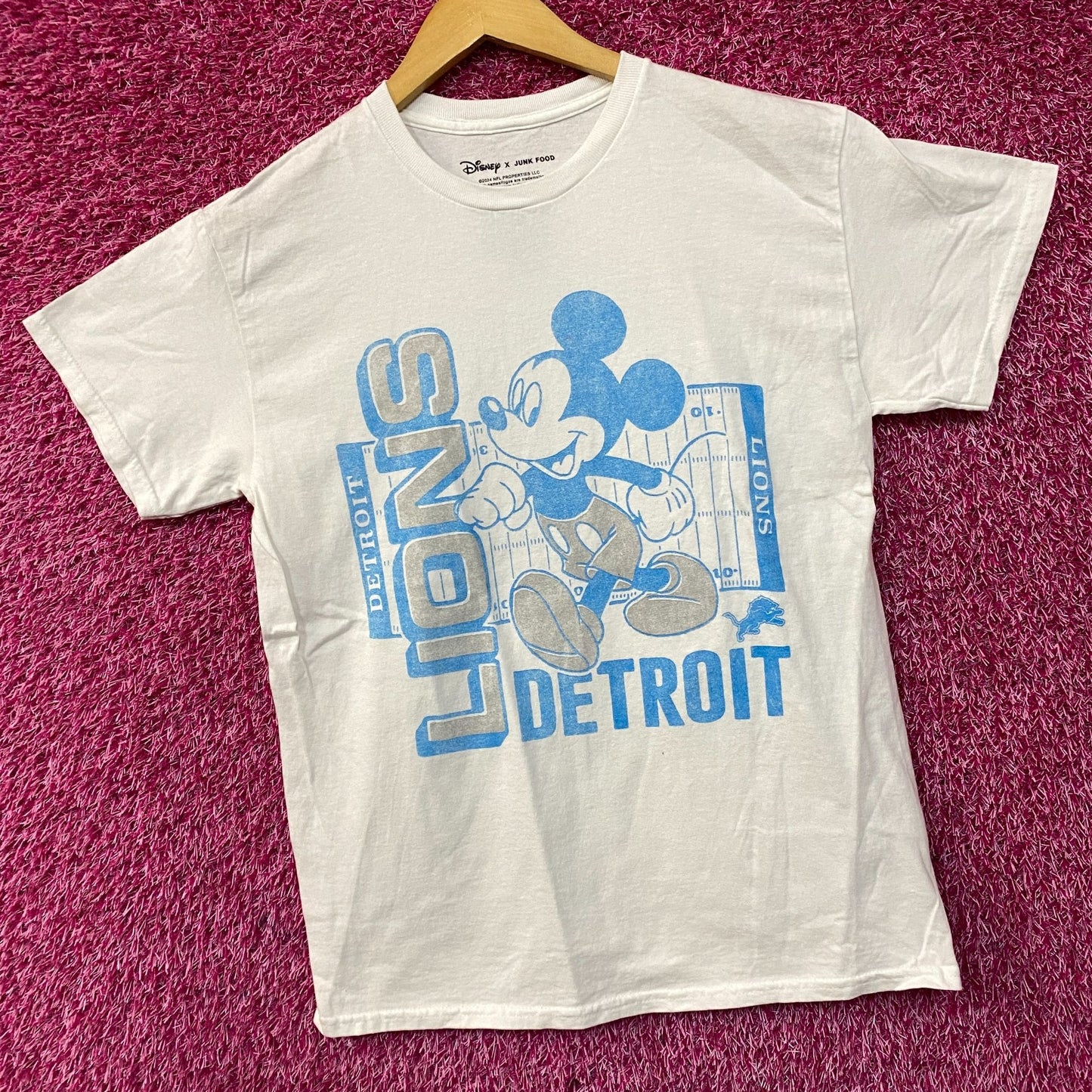 Disney x Junk Food NFL Detroit Lions Mickey Mouse Field T-Shirt Small