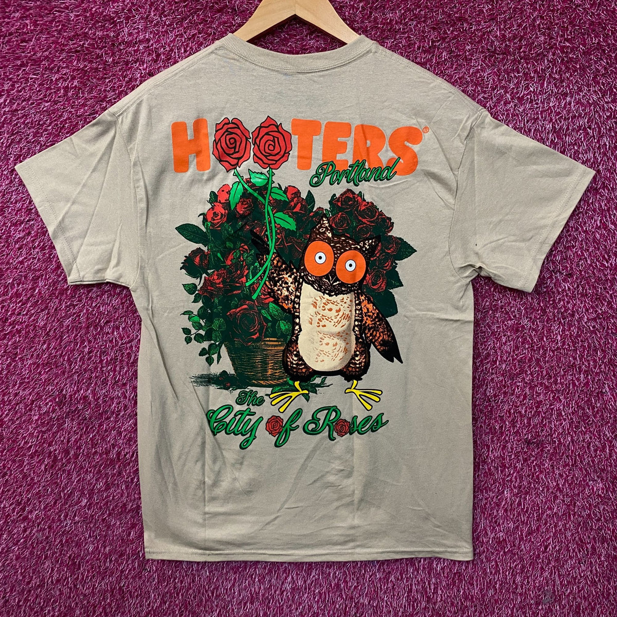 Hooters Portland "City of Roses" Graphic T-Shirt Medium
