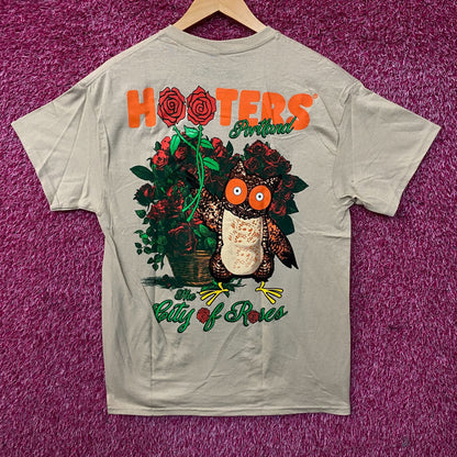 Hooters Portland "City of Roses" Graphic T-Shirt Medium