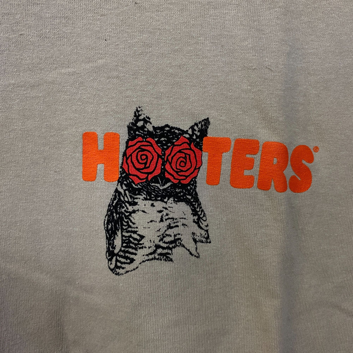 Hooters Portland "City of Roses" Graphic T-Shirt Medium