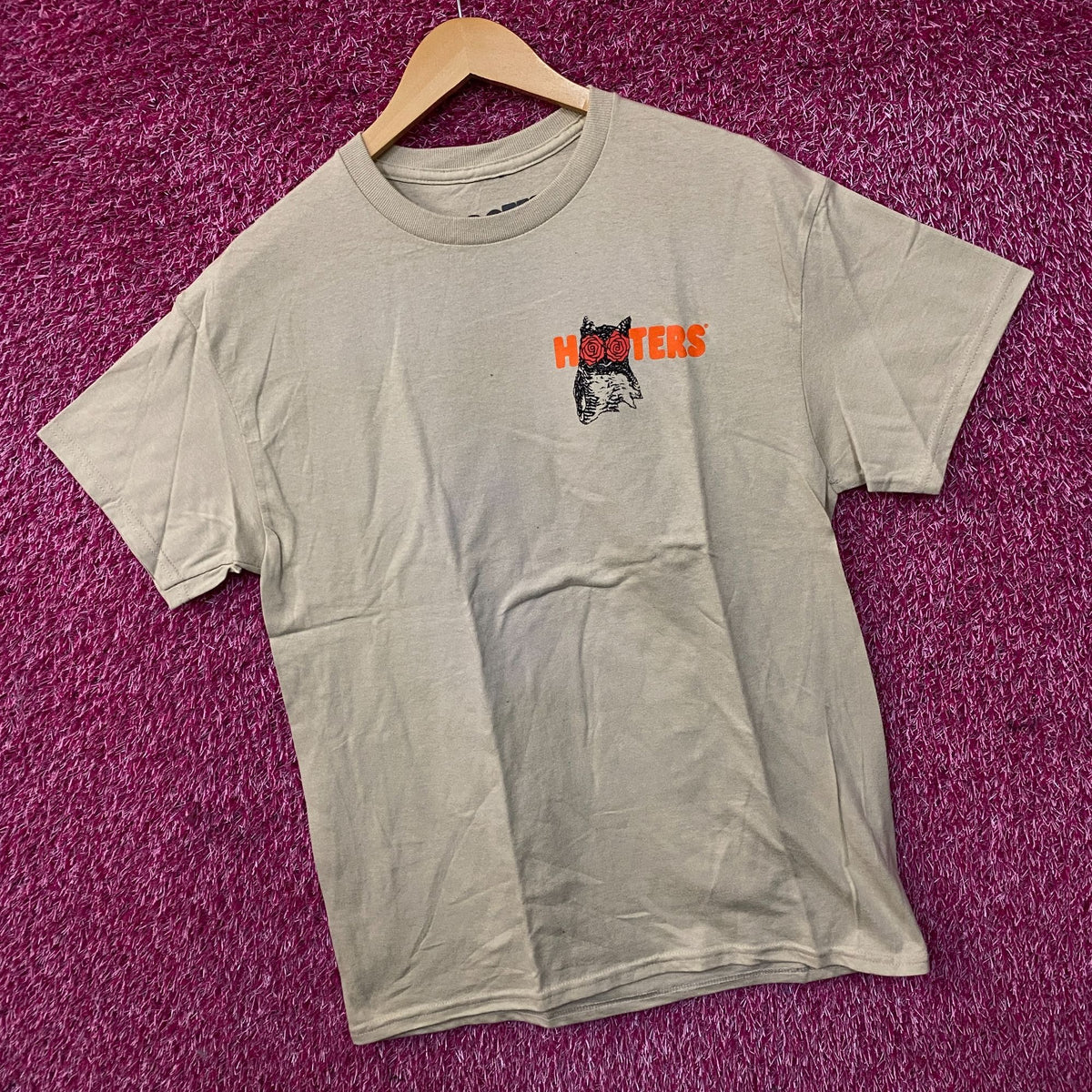 Hooters Portland "City of Roses" Graphic T-Shirt Medium