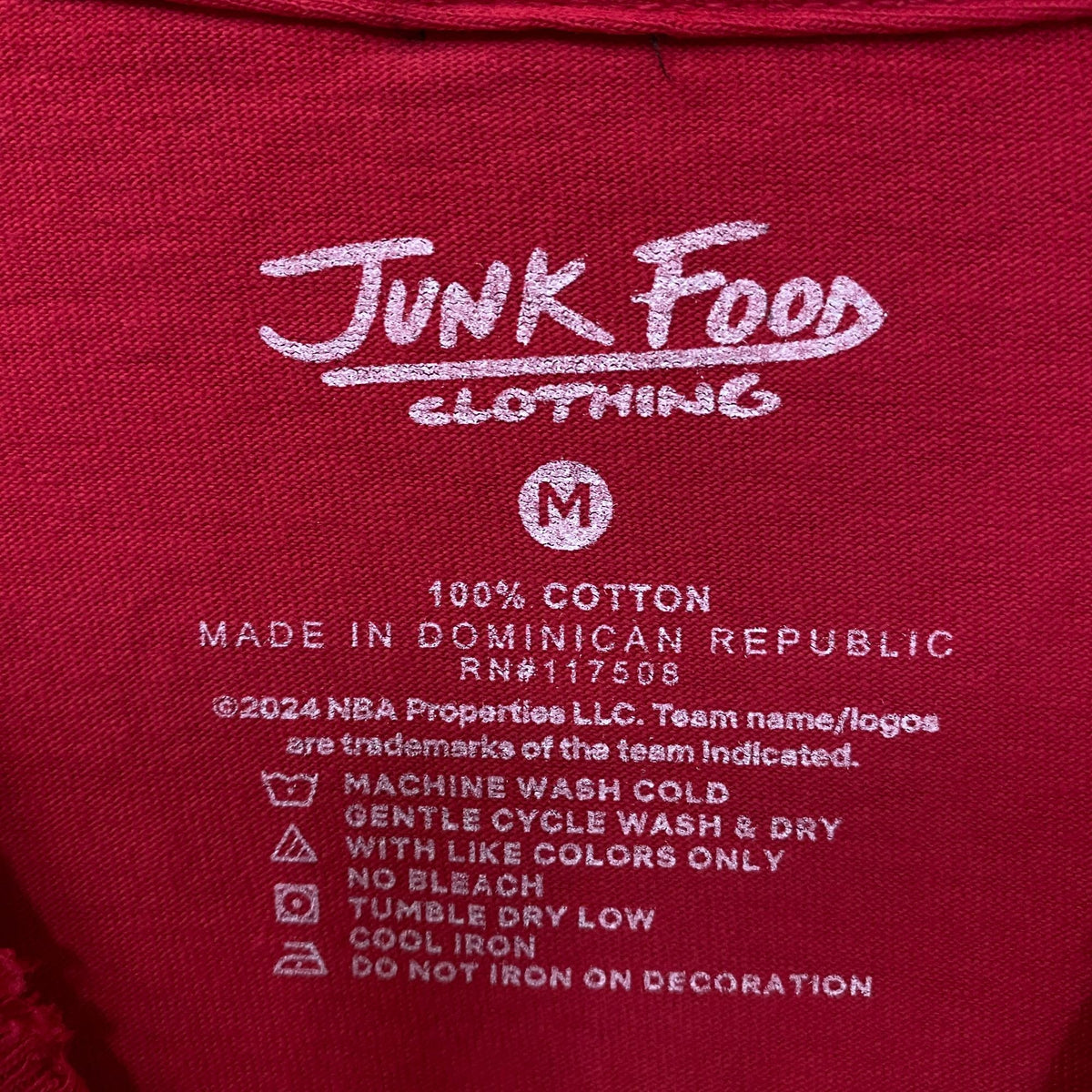 Junk Food Clothing NBA Chicago Bulls Crest Vintage Style Tee Medium