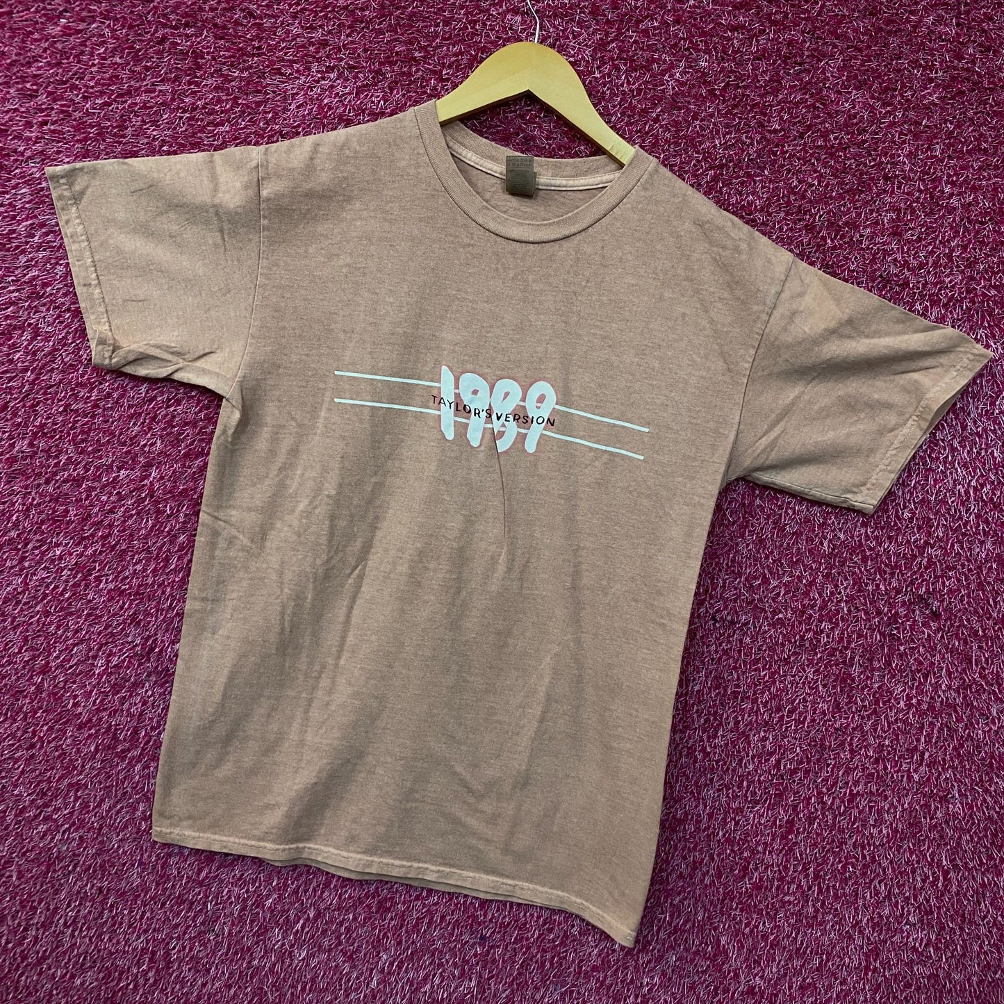 Taylor Swift 1989 Graphic T-Shirt Medium