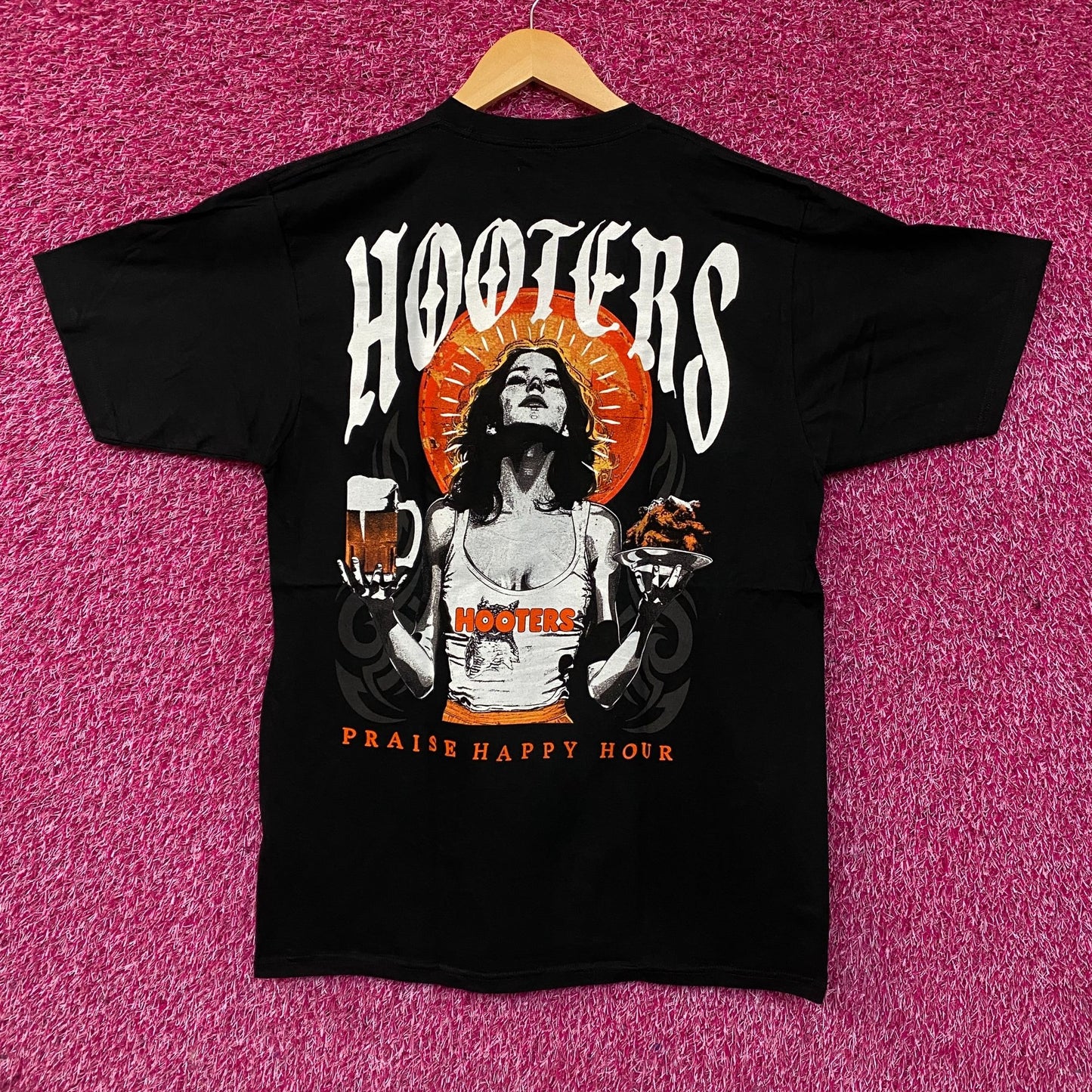 Hooters Praise Happy Hour Graphic T-Shirt Large