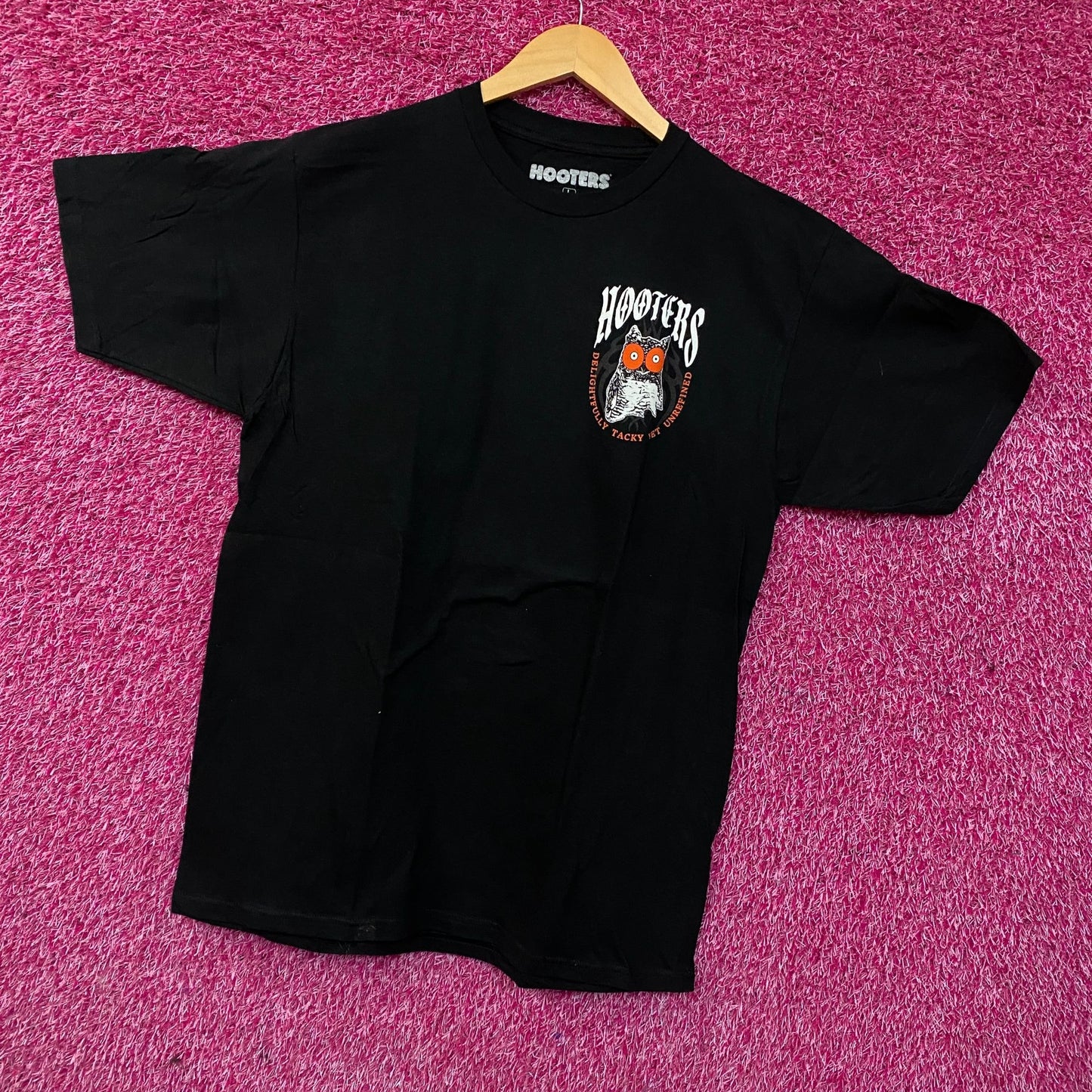 Hooters Praise Happy Hour Graphic T-Shirt Large
