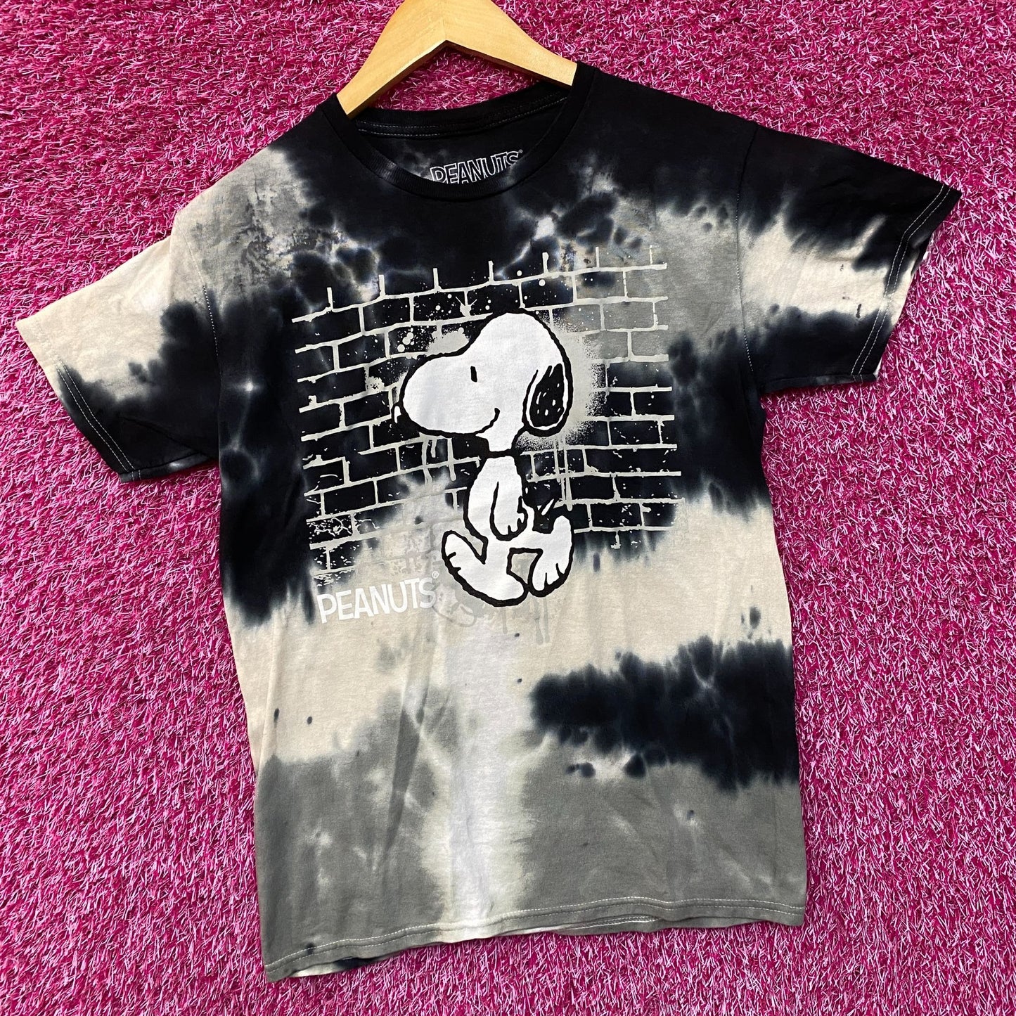 Peanuts Snoopy Wall Tie Dye T-Shirt Small
