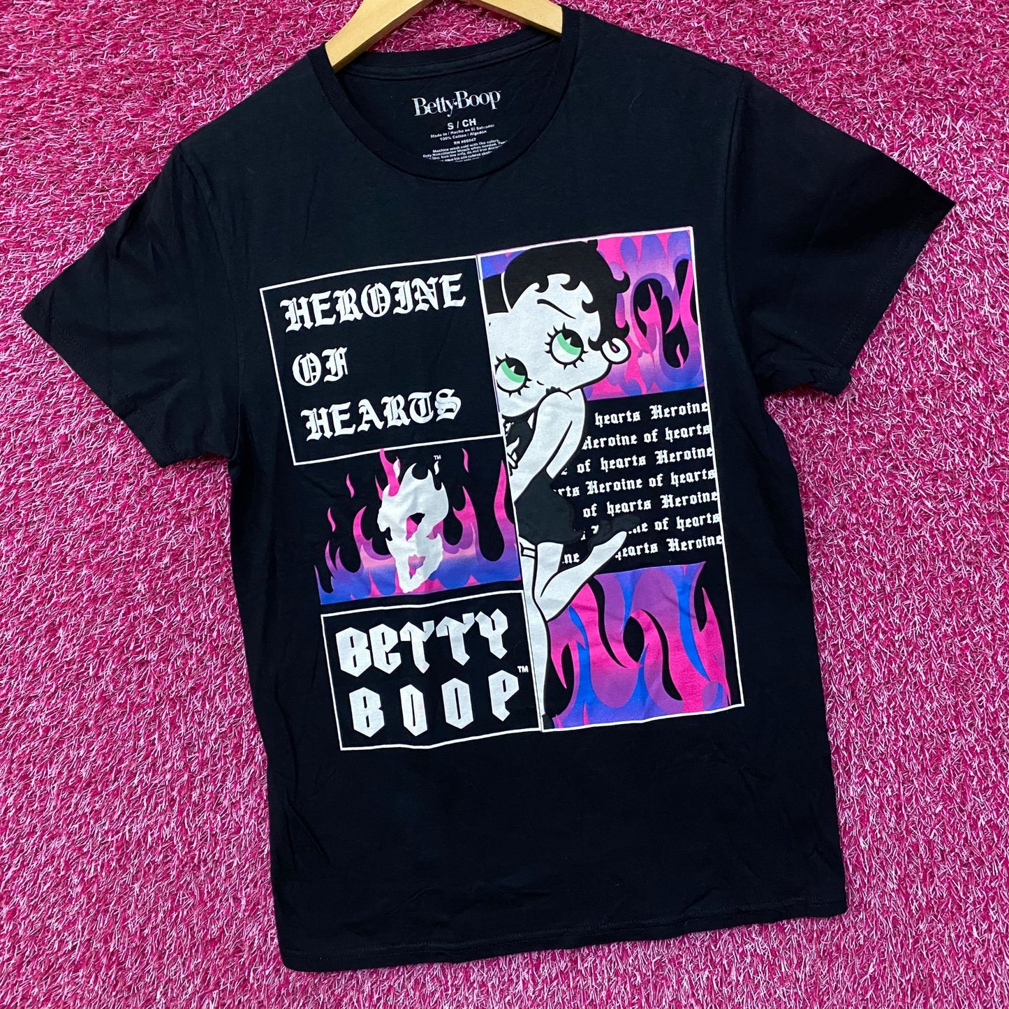 Betty Boop Heroine Of Hearts Graphic Design T-Shirt Small