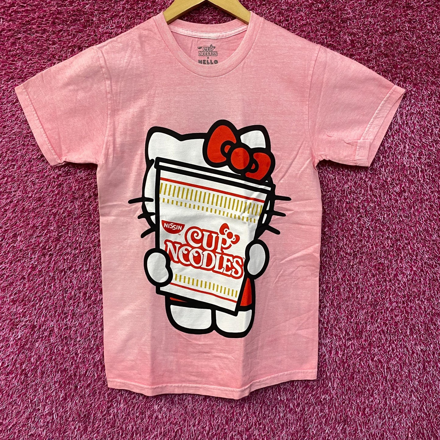 Sanrio Hello Kitty x Nissin Cup Noodles Pink T-Shirt Small