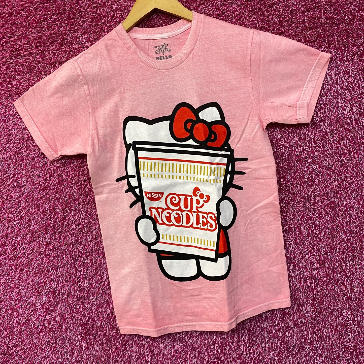 Sanrio Hello Kitty x Nissin Cup Noodles Pink T-Shirt Small