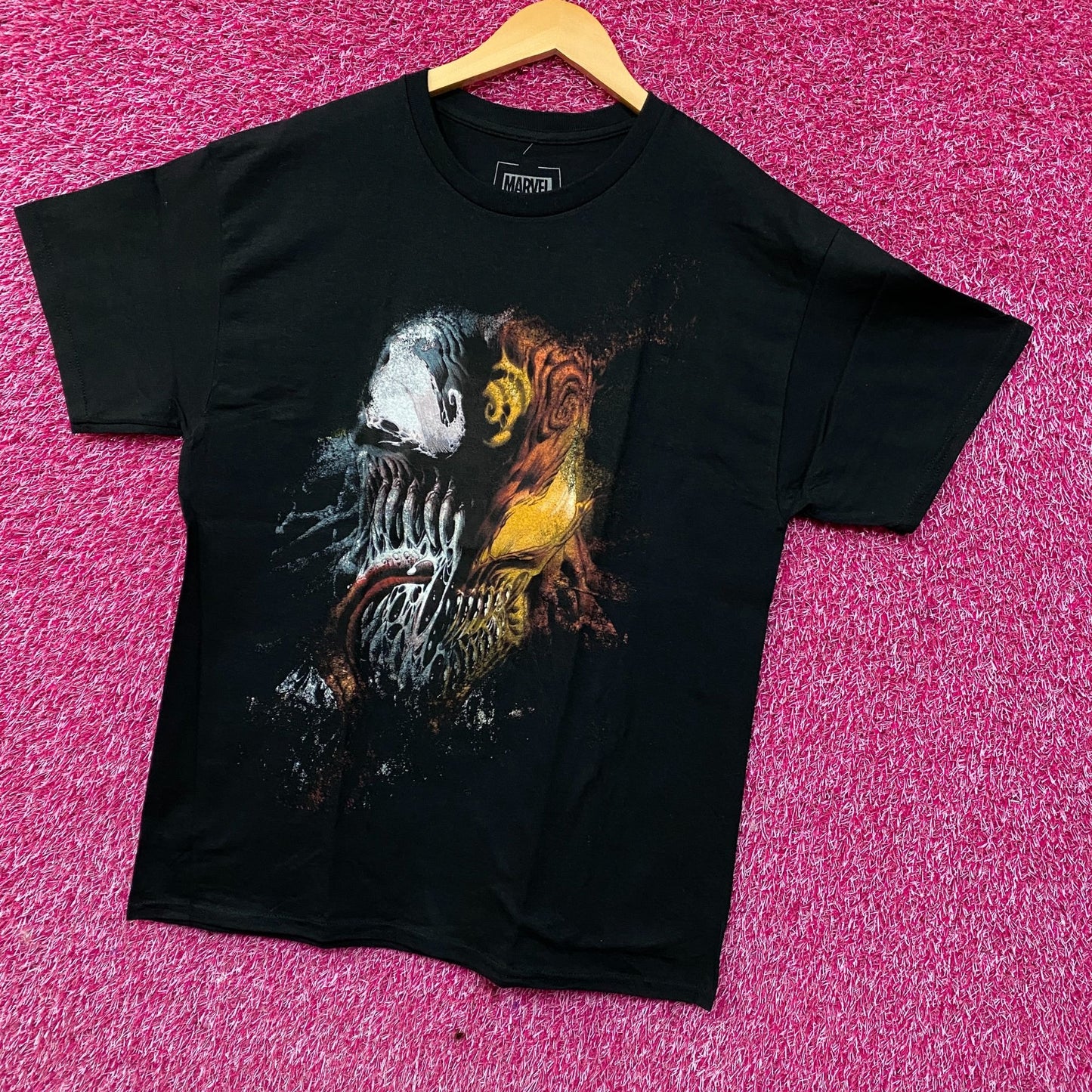 Marvel Venom vs. Carnage Battle of Symbiotes Tee Large