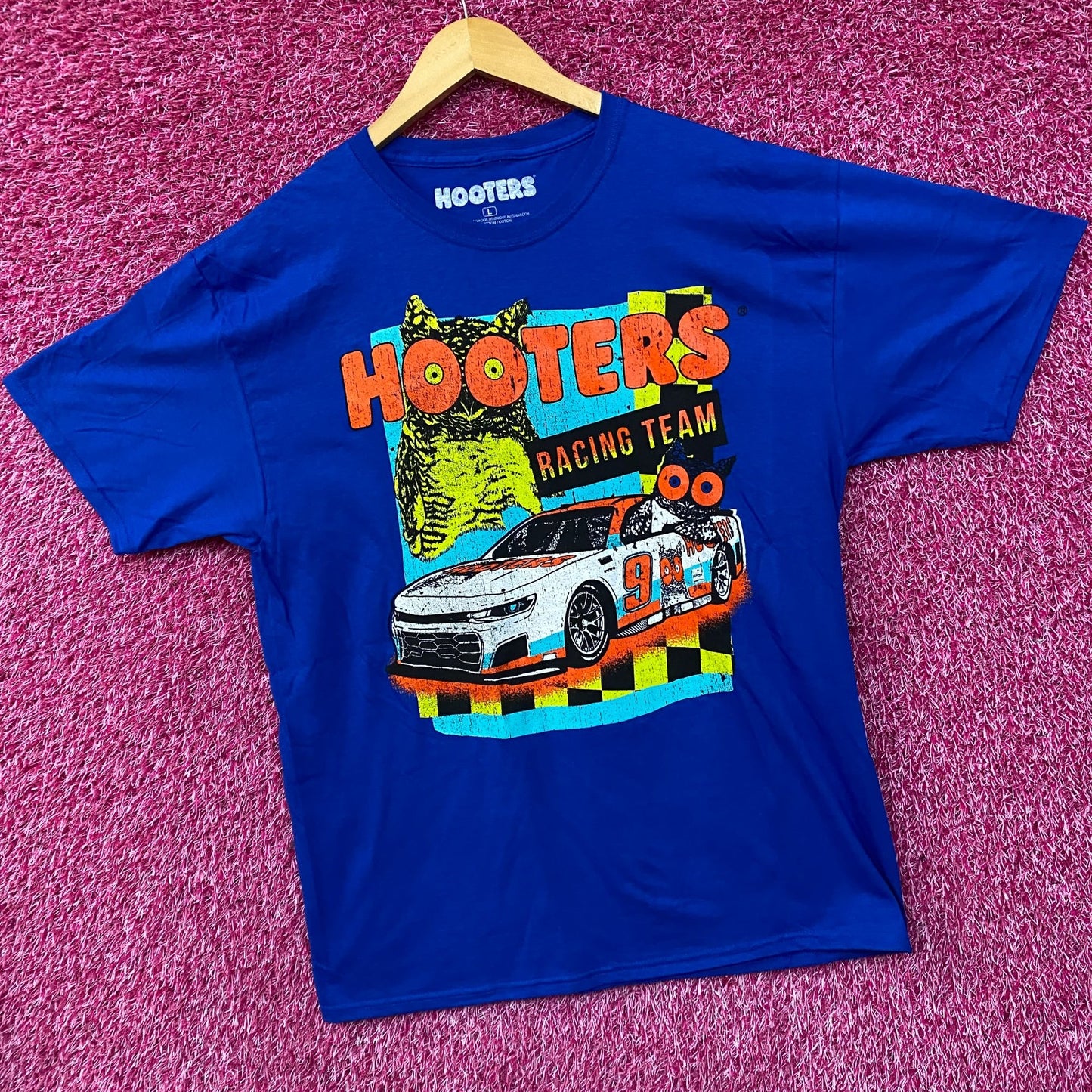 Hooters Racing Team Race Car Number 9 Graphic Design T-Shirt Large