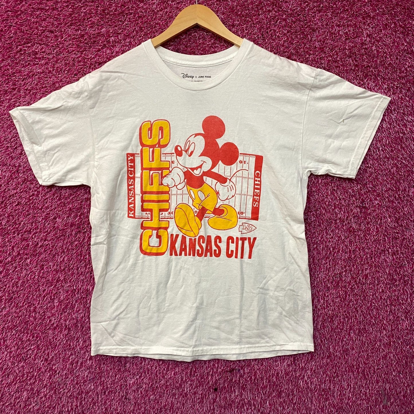 Disney x Junk Food NFL Kansas City Chiefs Mickey Mouse Field T-Shirt Medium