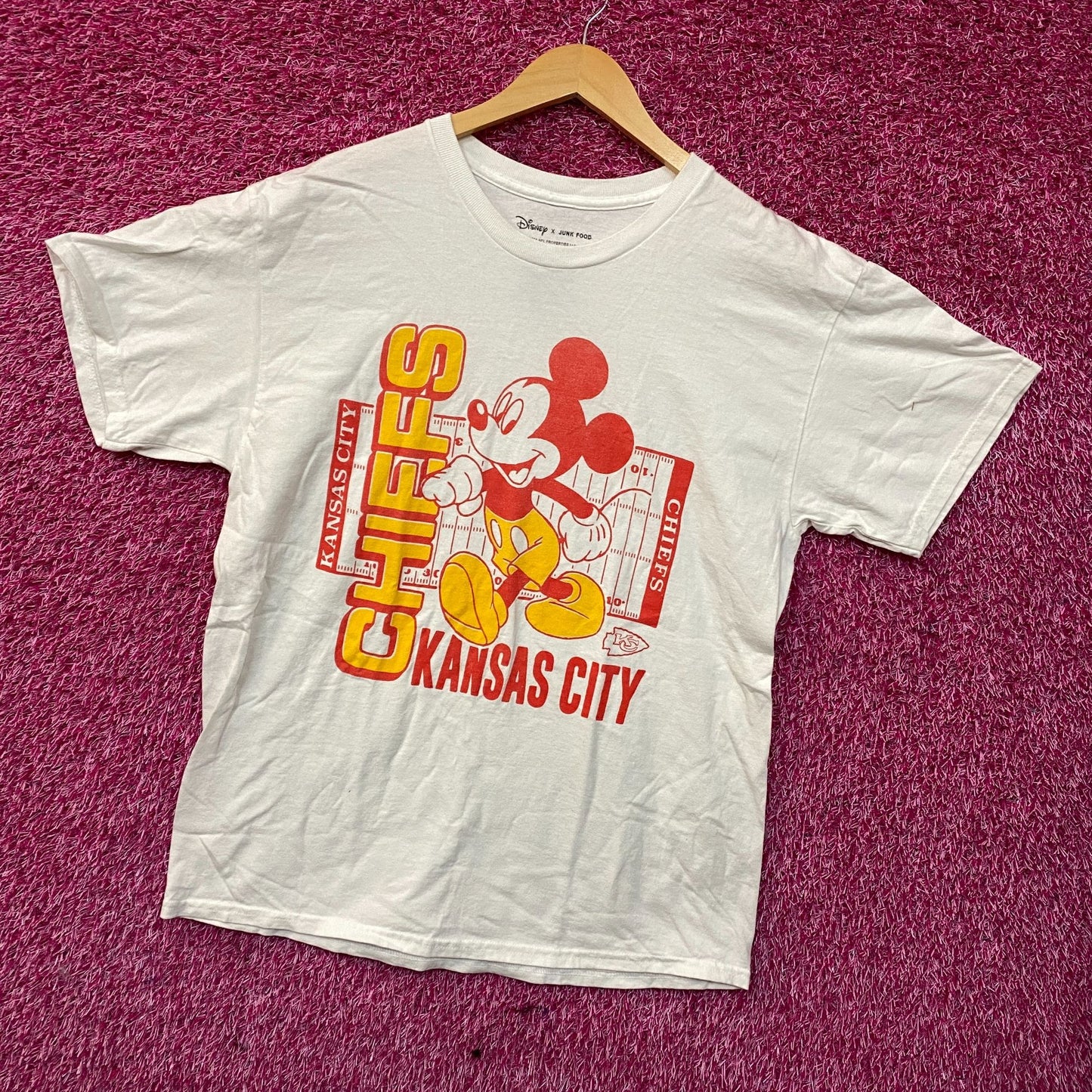Disney x Junk Food NFL Kansas City Chiefs Mickey Mouse Field T-Shirt Medium