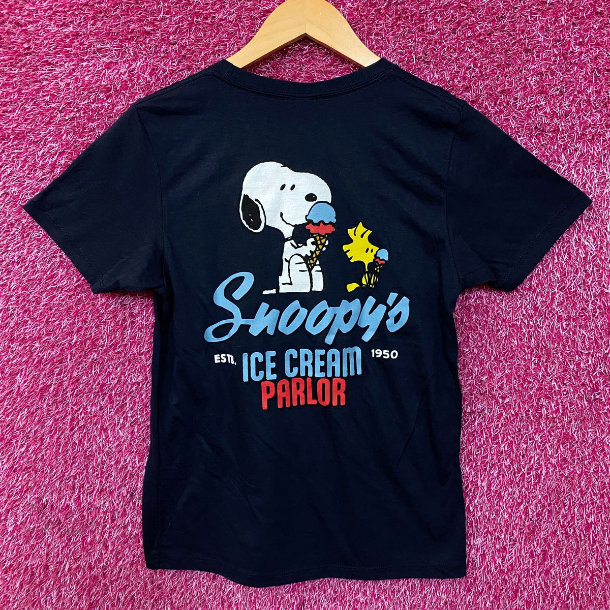 Peanuts Snoopy Ice Cream Parlor Graphic Tee Medium