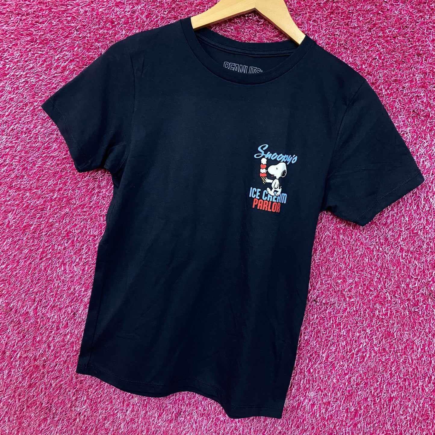 Peanuts Snoopy Ice Cream Parlor Graphic Tee Medium