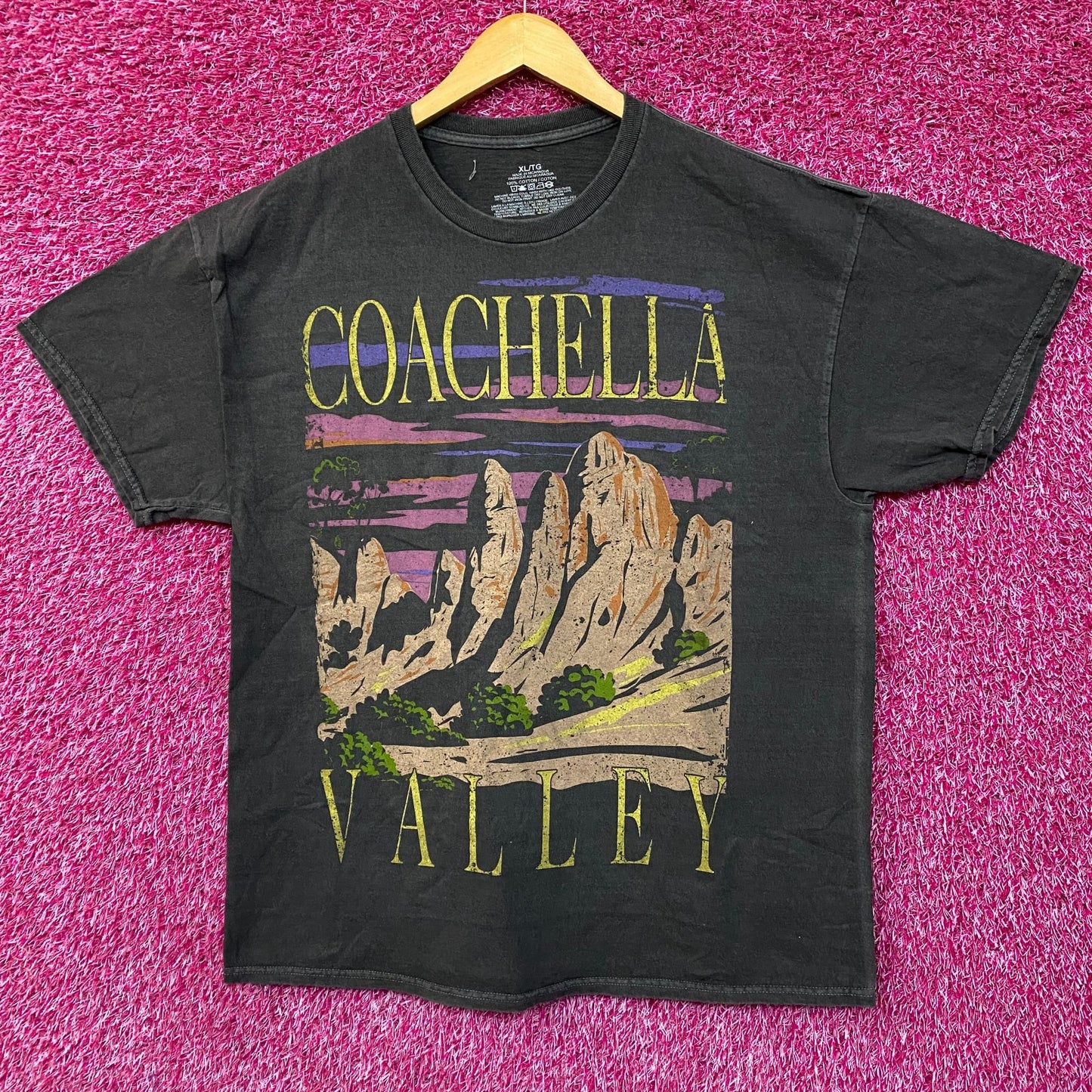 Coachella Valley Vintage-Style Graphic Design T-Shirt XL