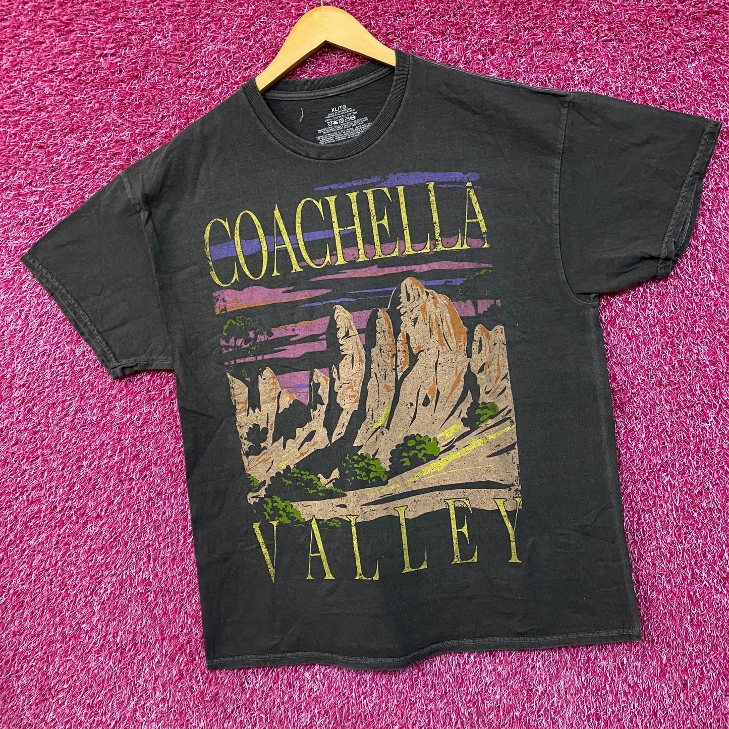 Coachella Valley Vintage-Style Graphic Design T-Shirt XL