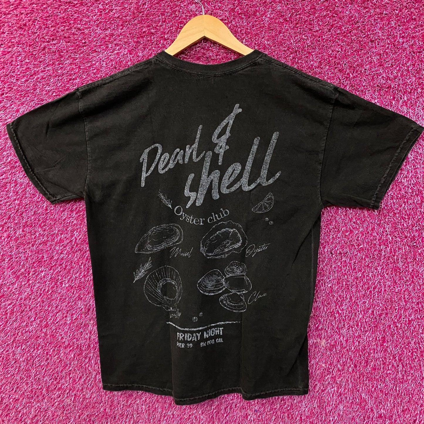 Pearl & Shell Oyster Club Graphic T-Shirt Medium