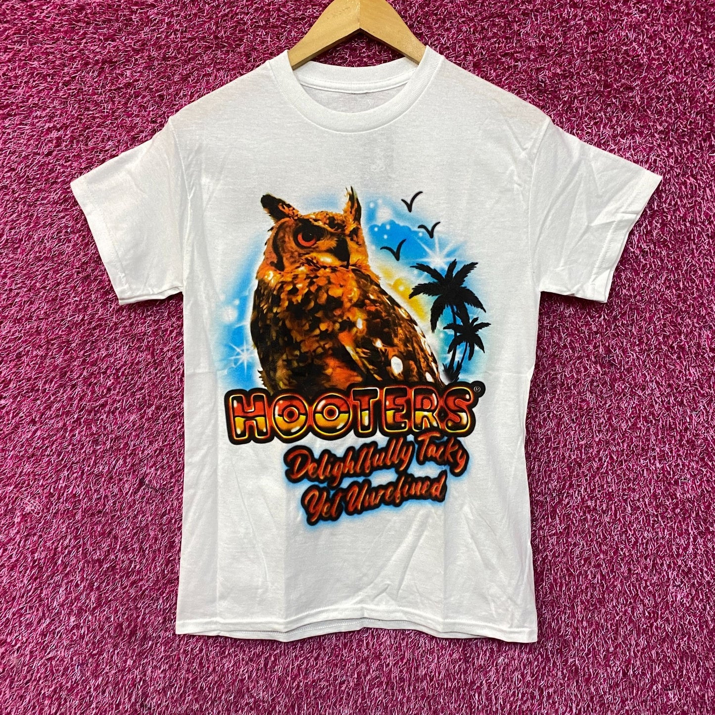 Hooters Delightfully Tacky Yet Unrefined T-Shirt Small