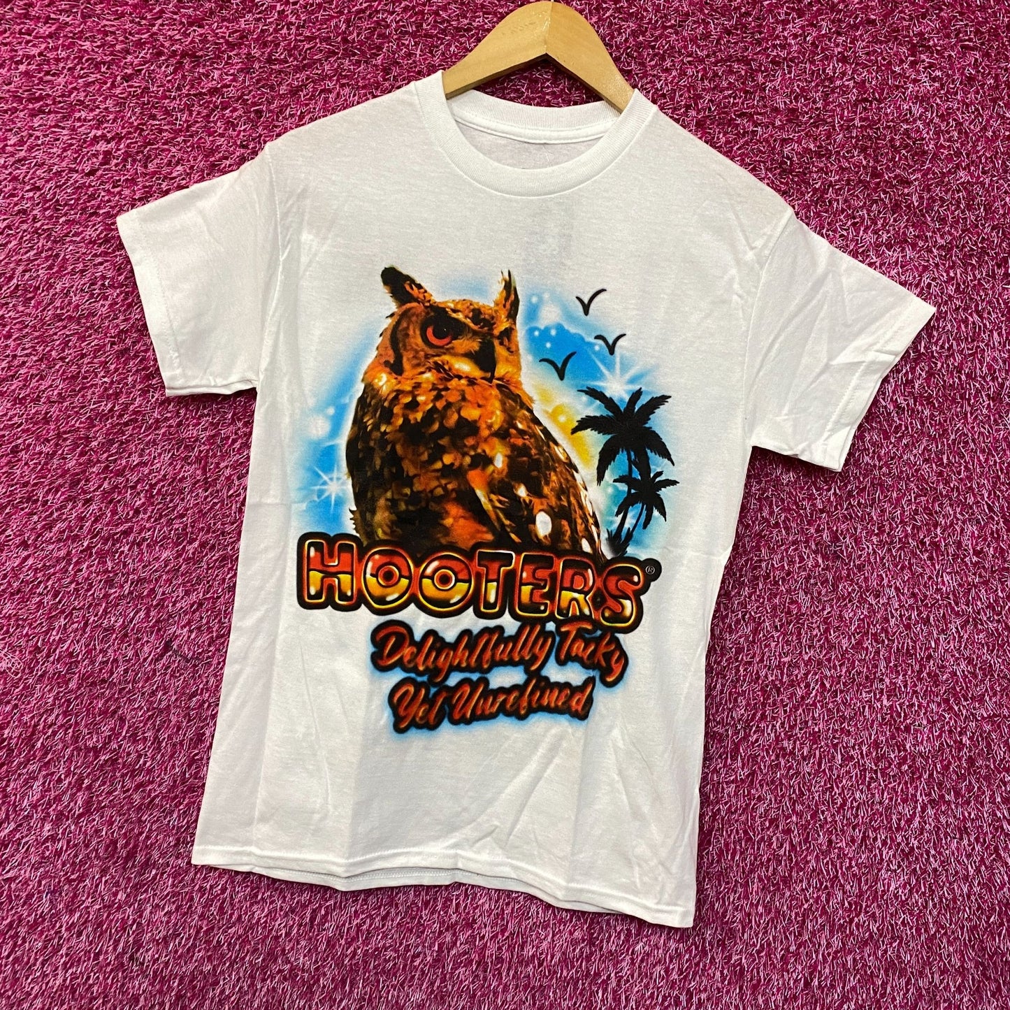 Hooters Delightfully Tacky Yet Unrefined T-Shirt Small