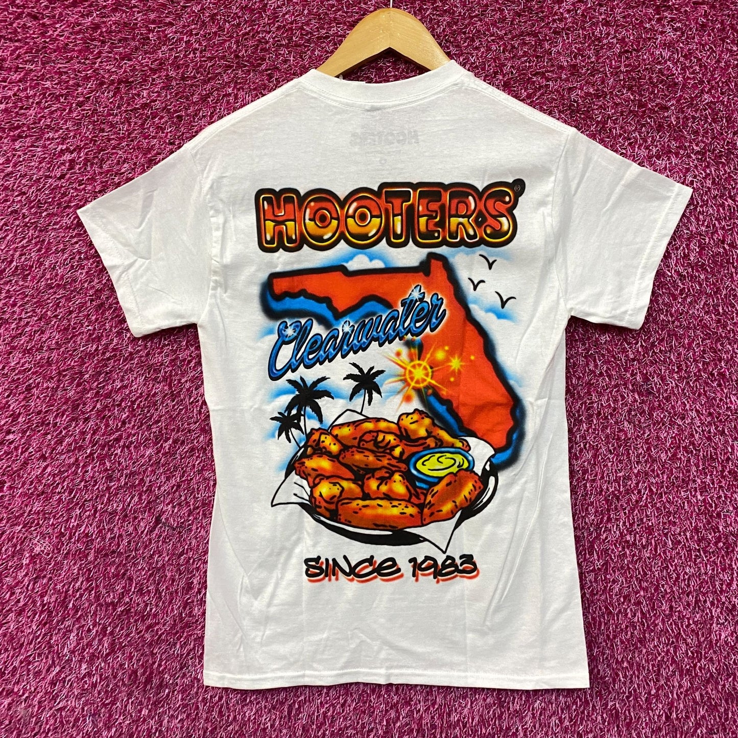 Hooters Delightfully Tacky Yet Unrefined T-Shirt Small