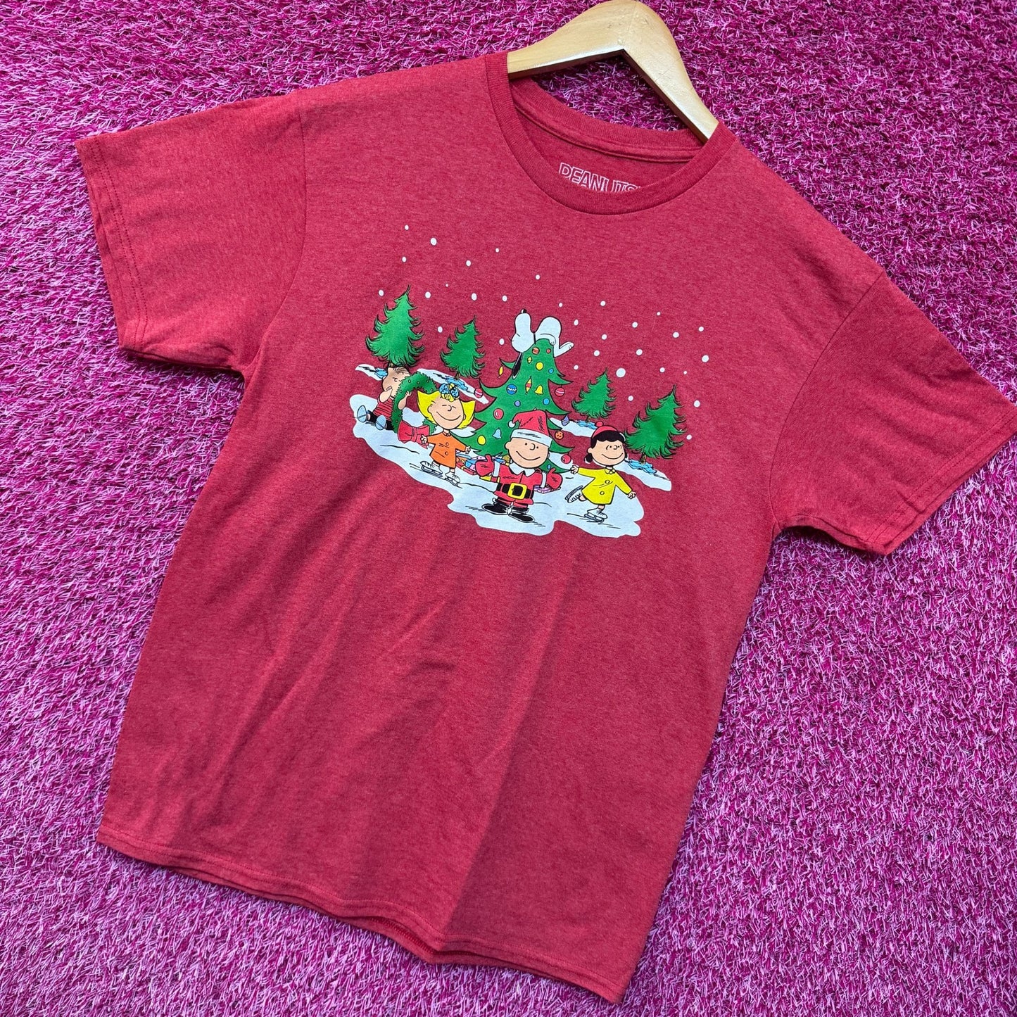 Santa Charlie Brown & Snoopy Peanuts Snowy Christmas Tee M