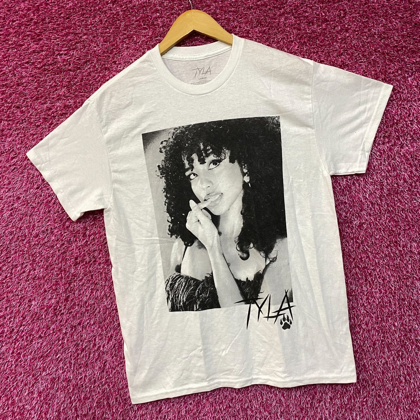 Tyla We Wanna Party Album Poster T-Shirt Large