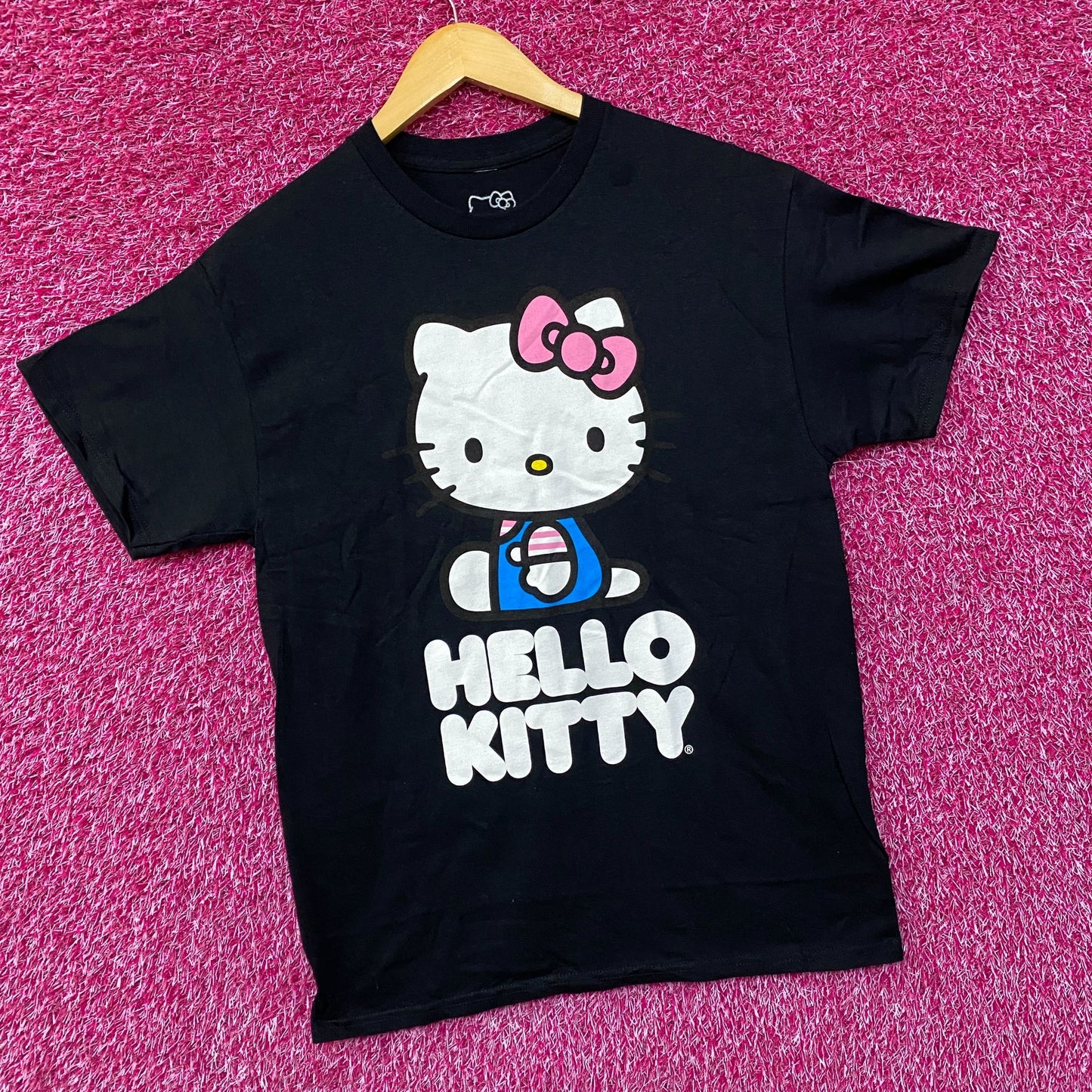 Sanrio Hello Kitty Kawaii Graphic Design T-Shirt Small