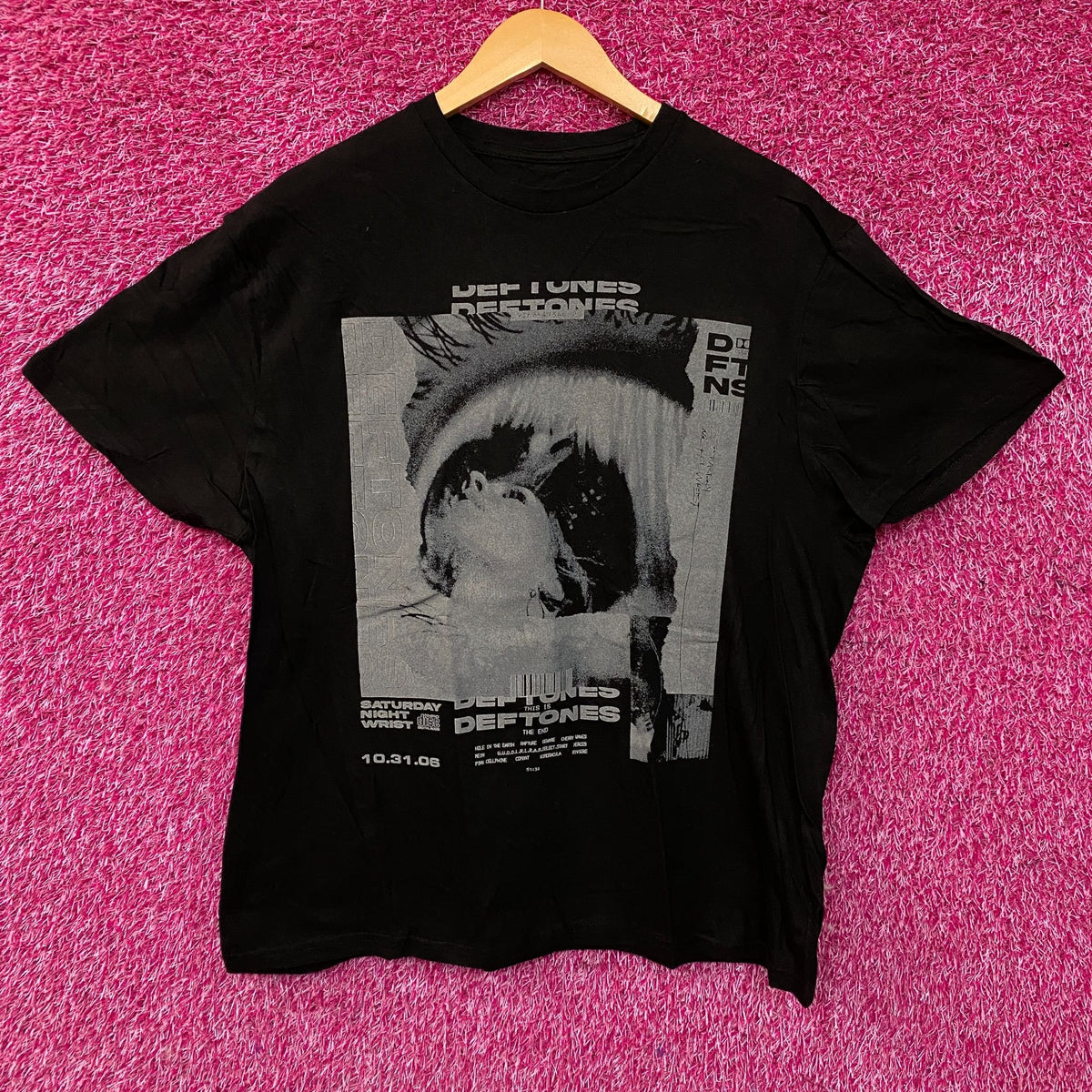 Deftones Saturday Night Wrist 10.31.06. Album Art Alternative Metal T-Shirt Large