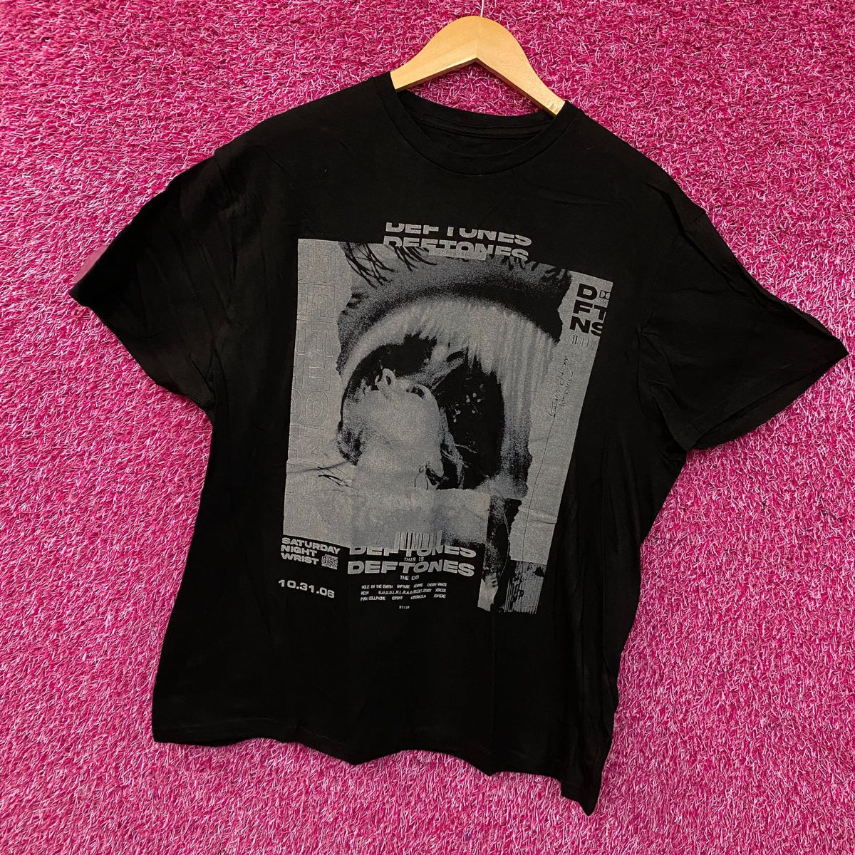 Deftones Saturday Night Wrist 10.31.06. Album Art Alternative Metal T-Shirt Large
