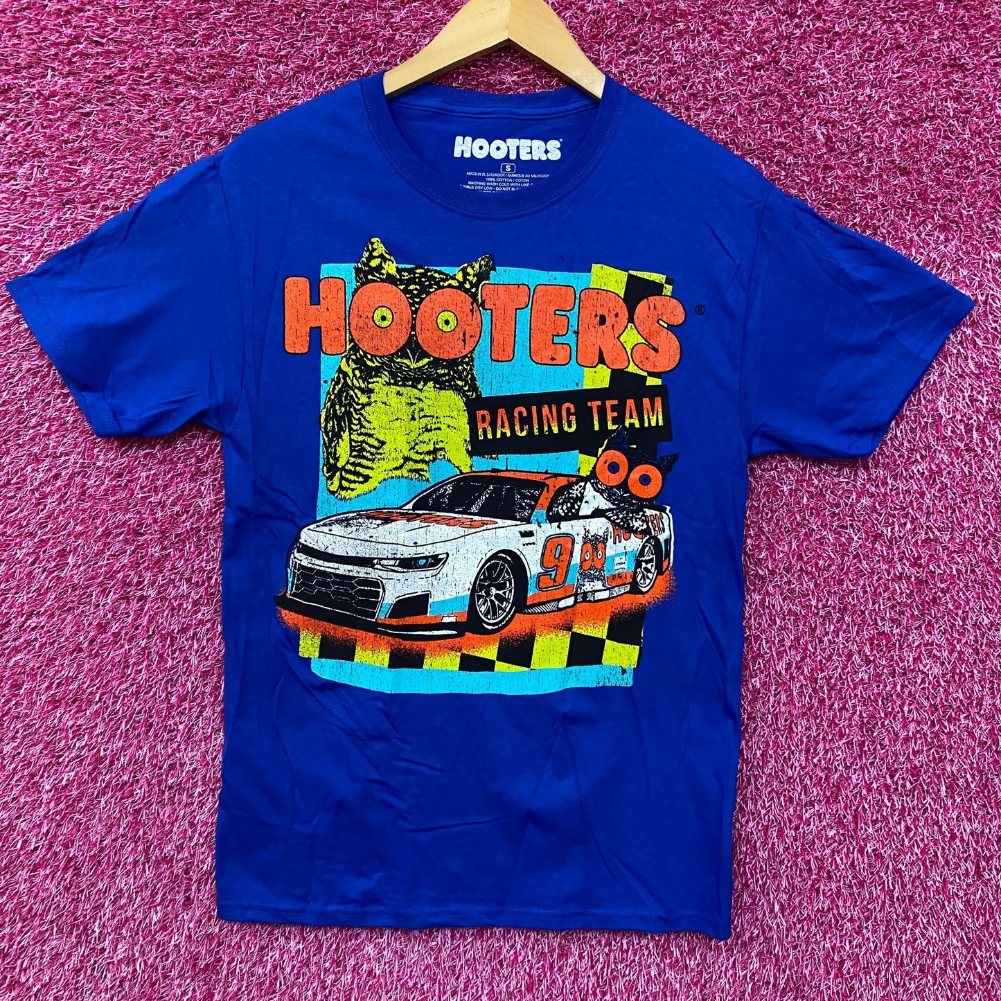 Hooters Racing Team Race Car Number 9 Graphic Design T-Shirt Small