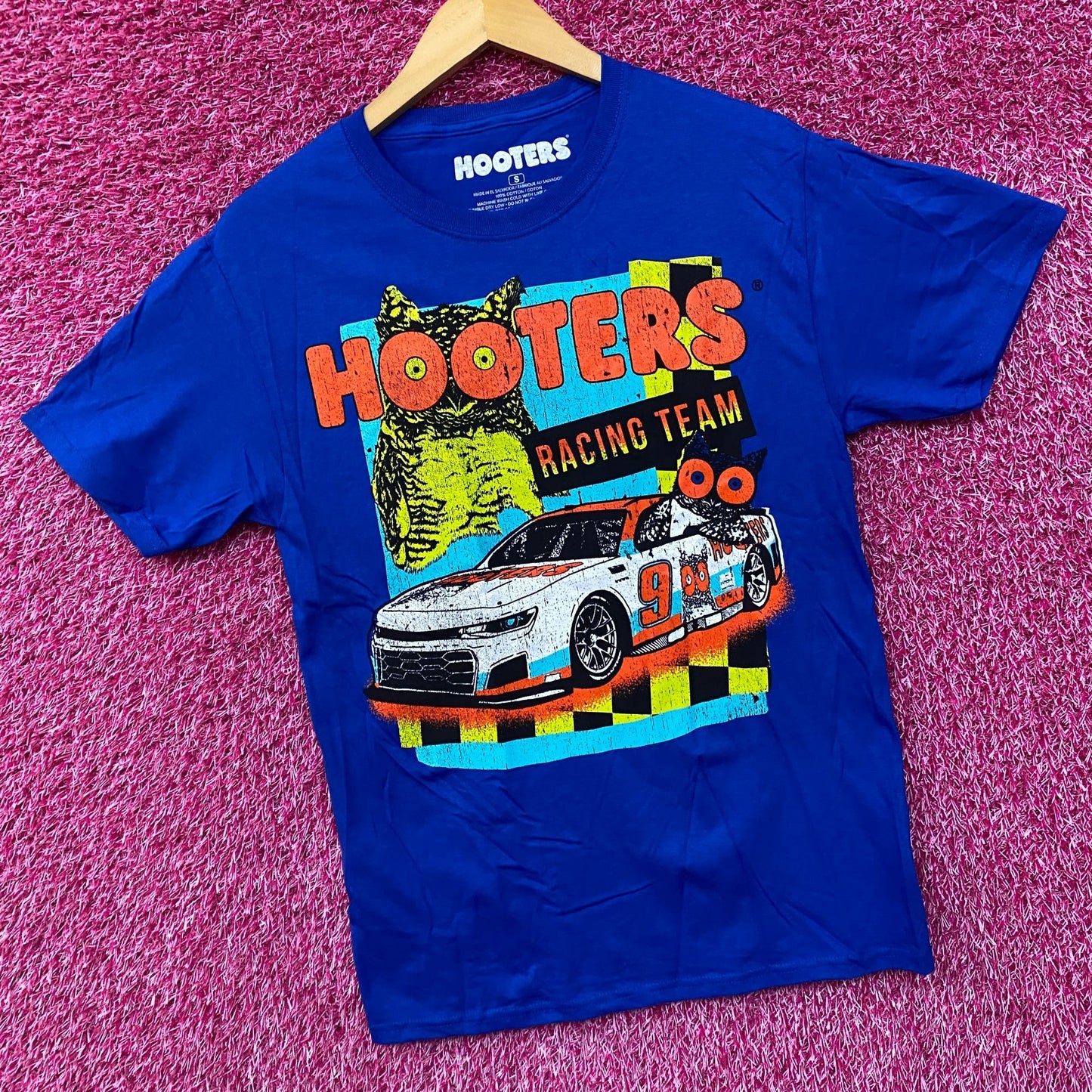 Hooters Racing Team Race Car Number 9 Graphic Design T-Shirt Small