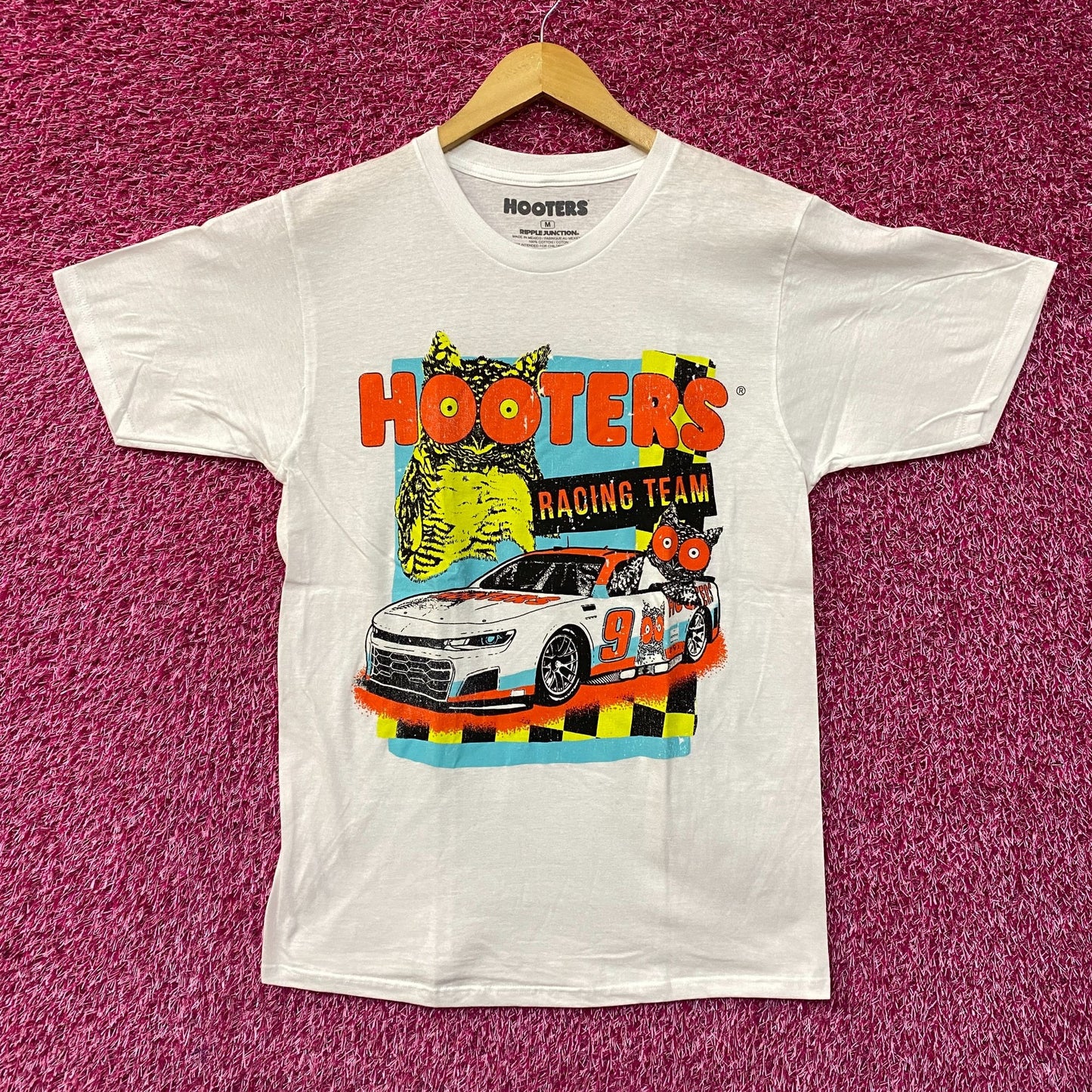 Hooters Racing Team Vintage Style Graphic Design T-Shirt Medium