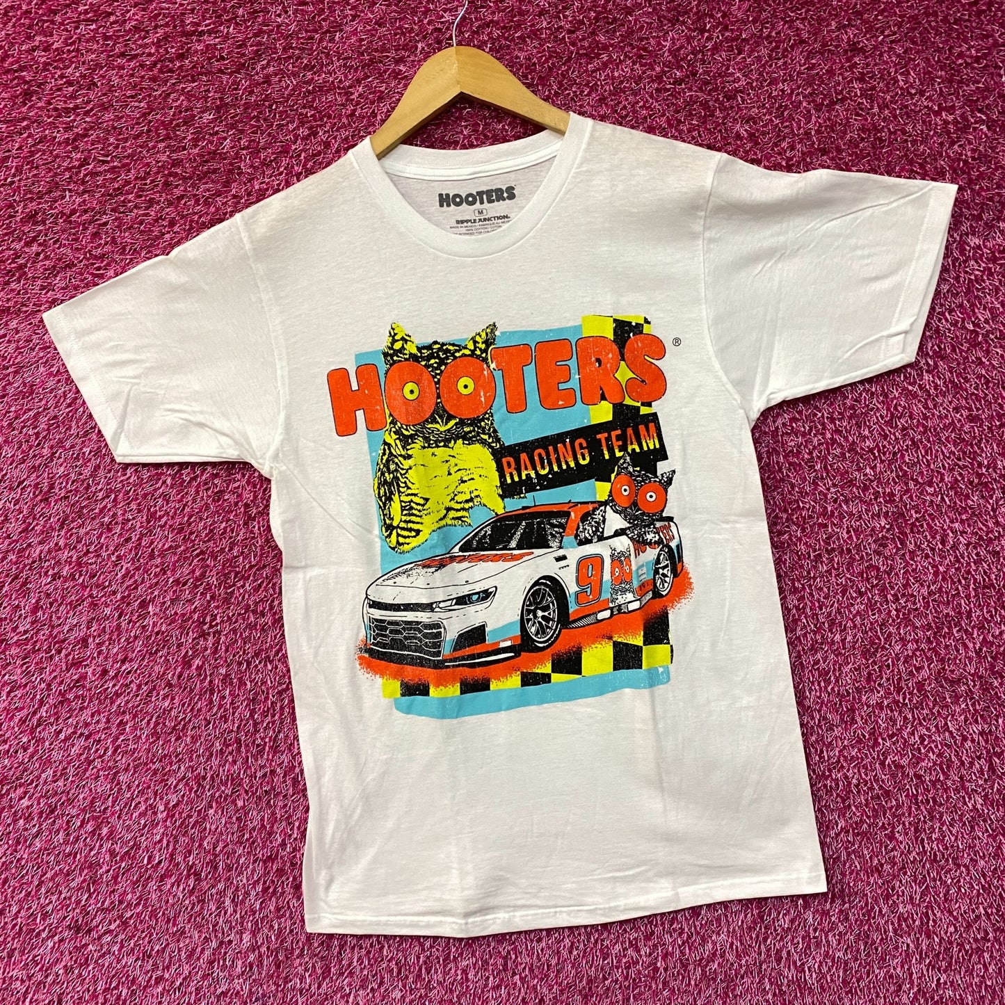 Hooters Racing Team Vintage Style Graphic Design T-Shirt Medium