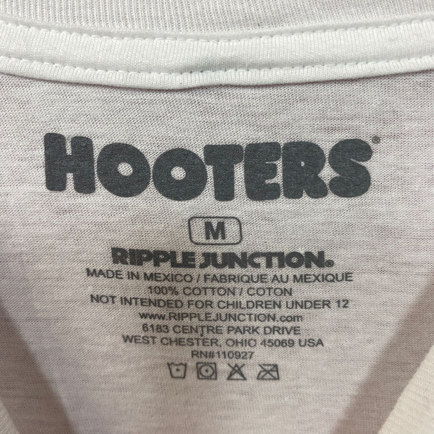 Hooters Racing Team Vintage Style Graphic Design T-Shirt Medium