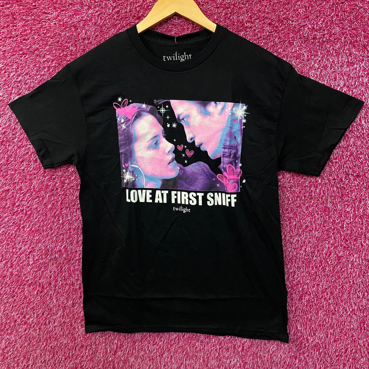 The Twilight Saga "Love at First Sniff" Bella & Edward Graphic T-Shirt Medium