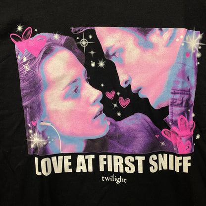 The Twilight Saga "Love at First Sniff" Bella & Edward Graphic T-Shirt Medium