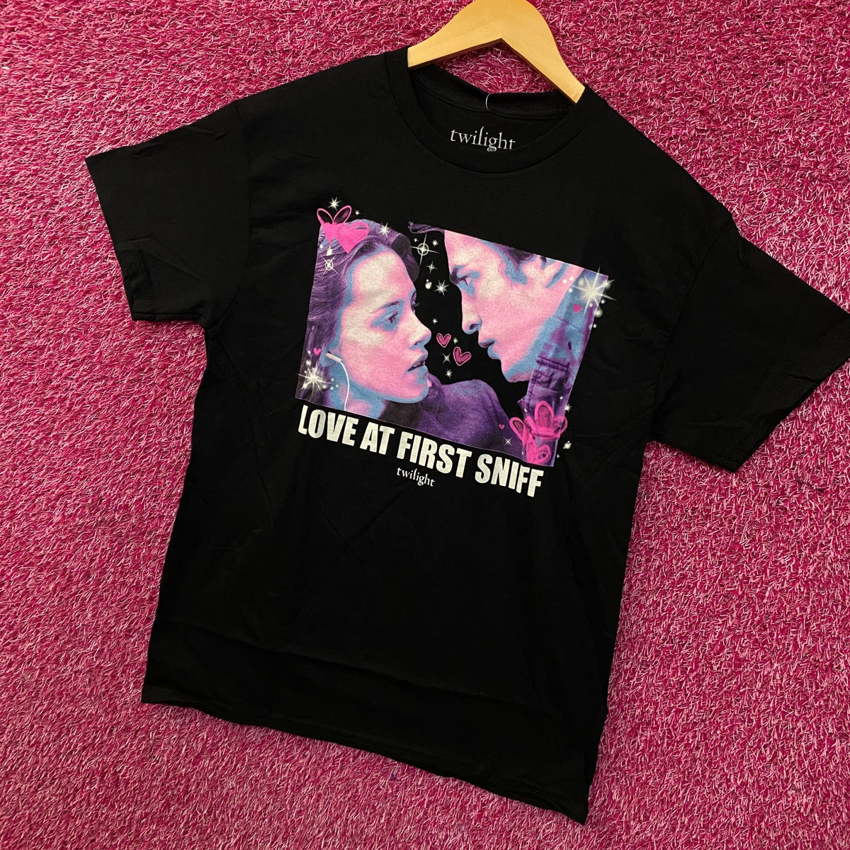 The Twilight Saga "Love at First Sniff" Bella & Edward Graphic T-Shirt Medium