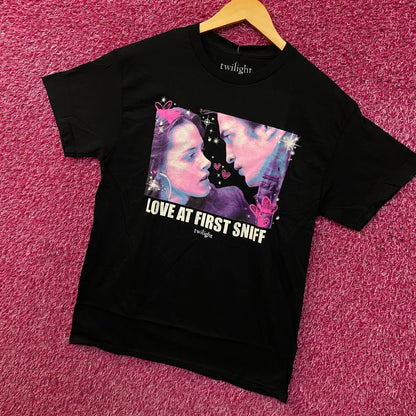 The Twilight Saga "Love at First Sniff" Bella & Edward Graphic T-Shirt Medium