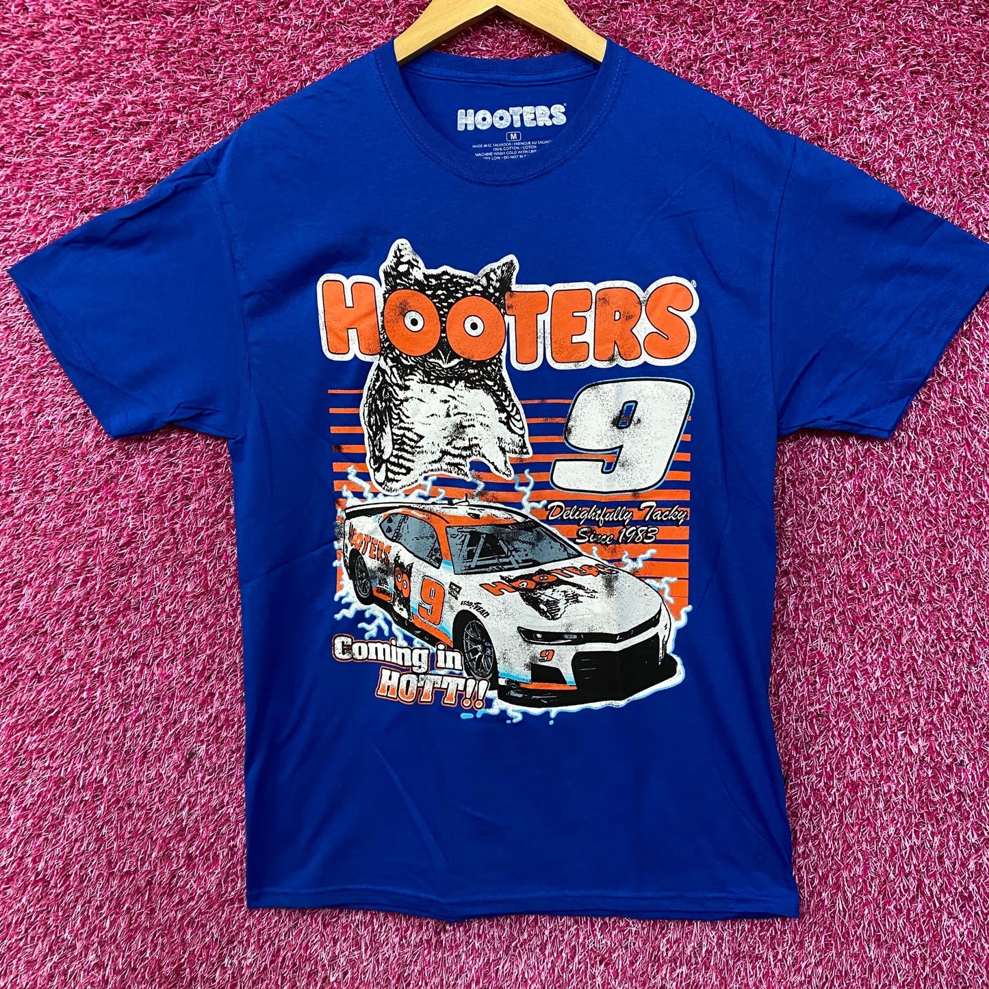 Hooters Coming In Hot Delightfully Tacky Since 1983 T-Shirt Medium