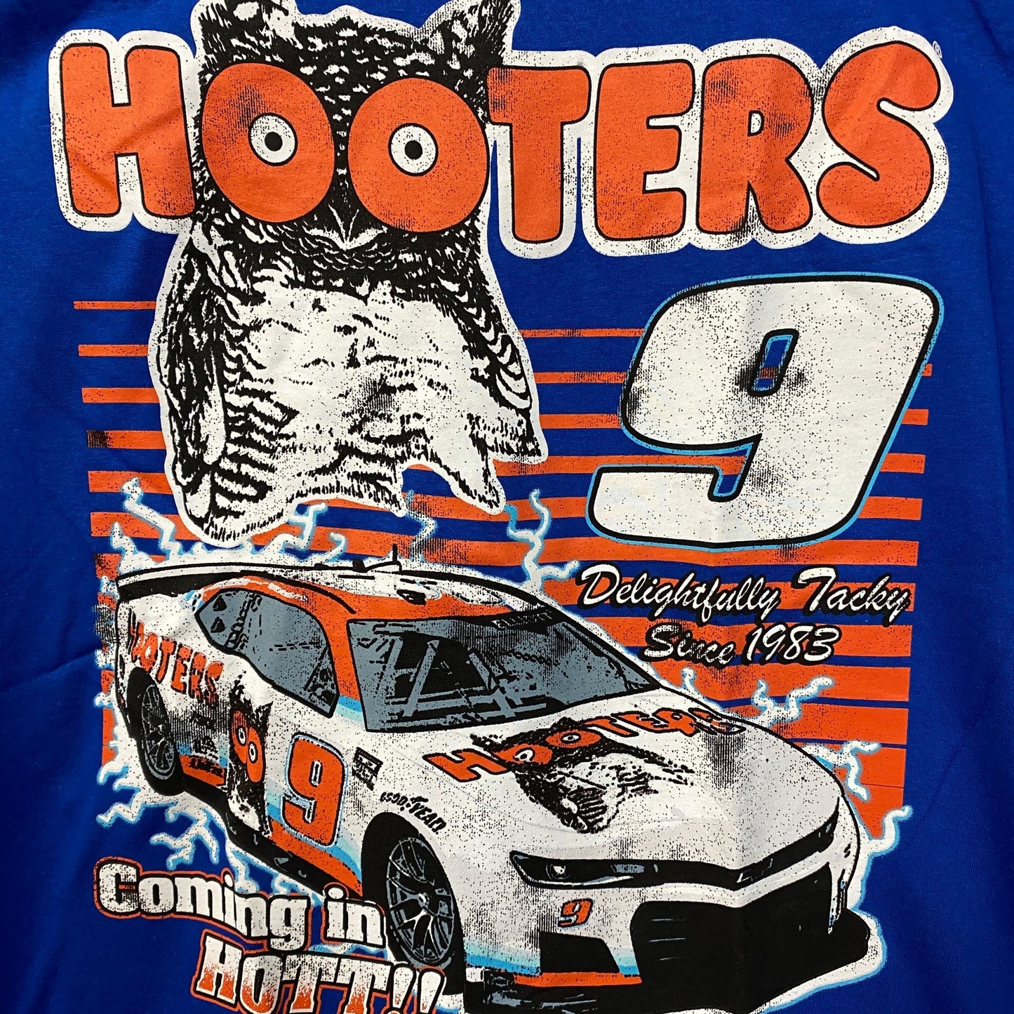 Hooters Coming In Hot Delightfully Tacky Since 1983 T-Shirt Medium