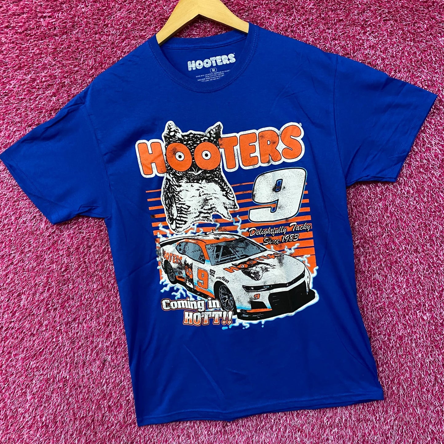 Hooters Coming In Hot Delightfully Tacky Since 1983 T-Shirt Medium